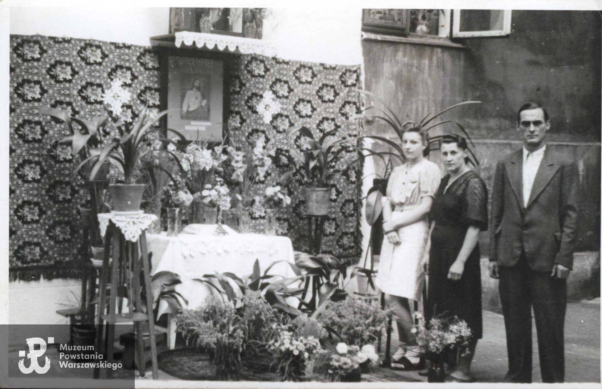 Walenty z żoną Adelą oraz ich córka Hanną, fotografia wykonana w 1943 r. na podwórzu kamienicy Sowia 3,  udostępnił Pan Grzegorz Chabowski