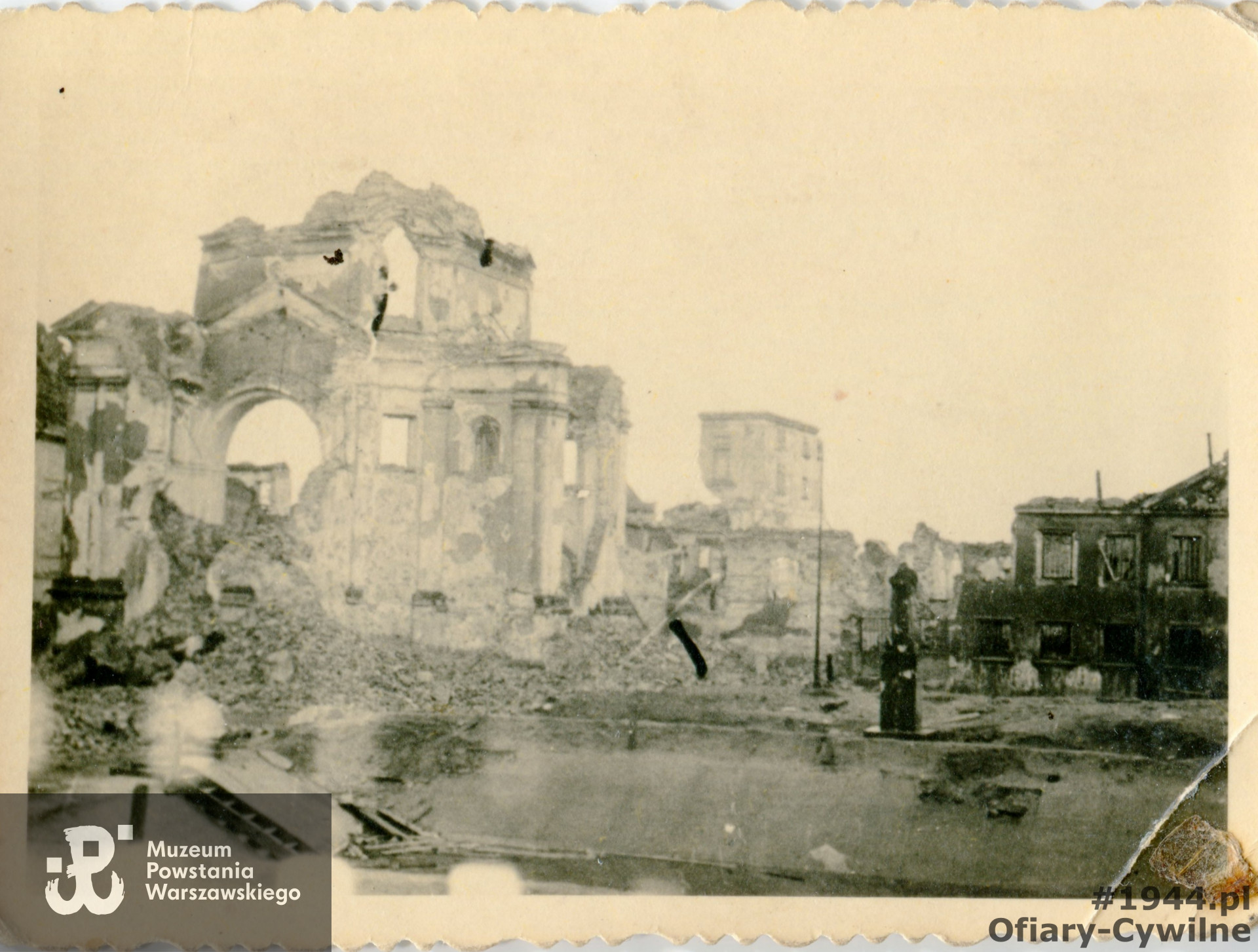 Rynek Nowego Miasta, ruiny kościoła sakramentek pw. św. Kazimierza, zdjęcie ze zbiorów pani Marioli Kudrycz