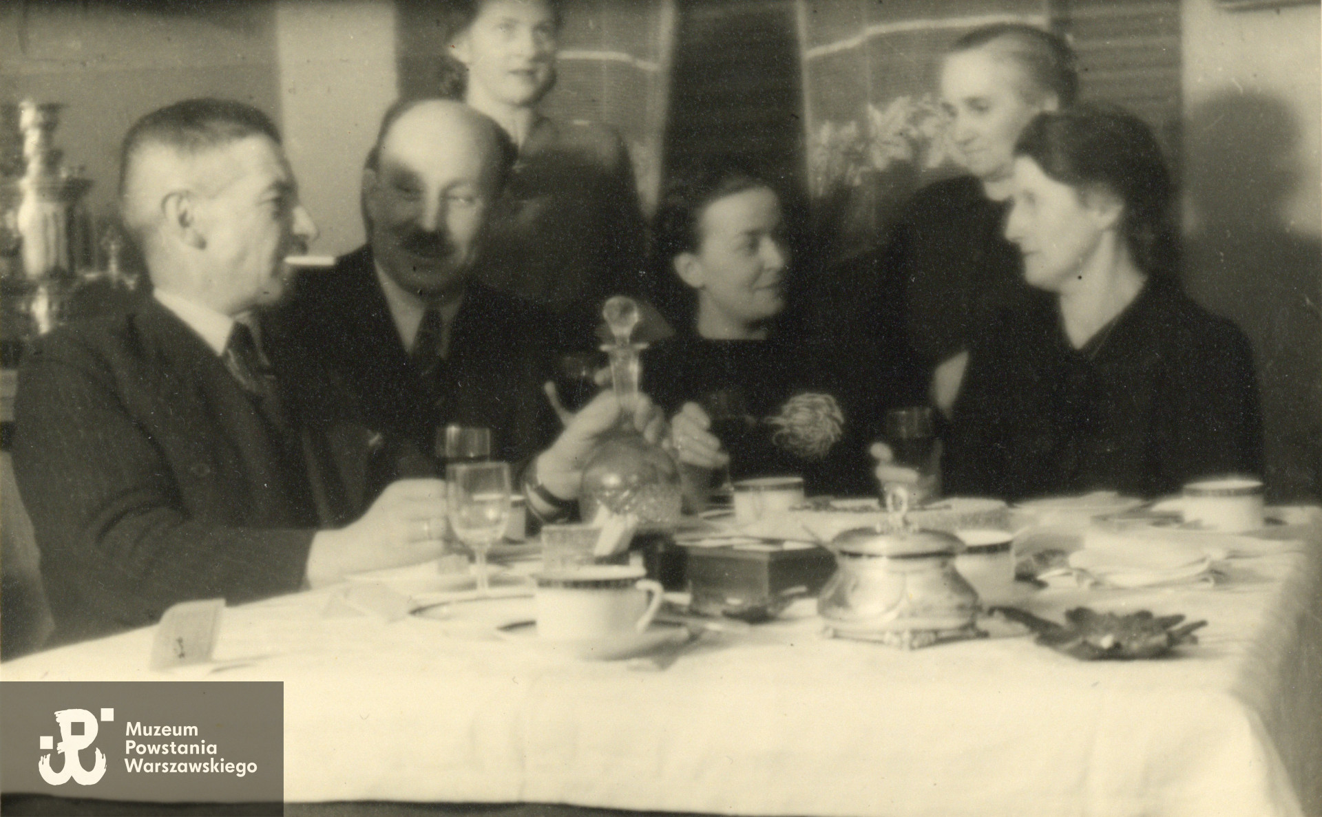 Fotografia wykonana w mieszkaniu Państwa Gepnerów - okres okupacji niemieckiej, Muzeum Wojska Polskiego w Warszawie. Widoczni od lewej: rtm. Stanisław Gepner 