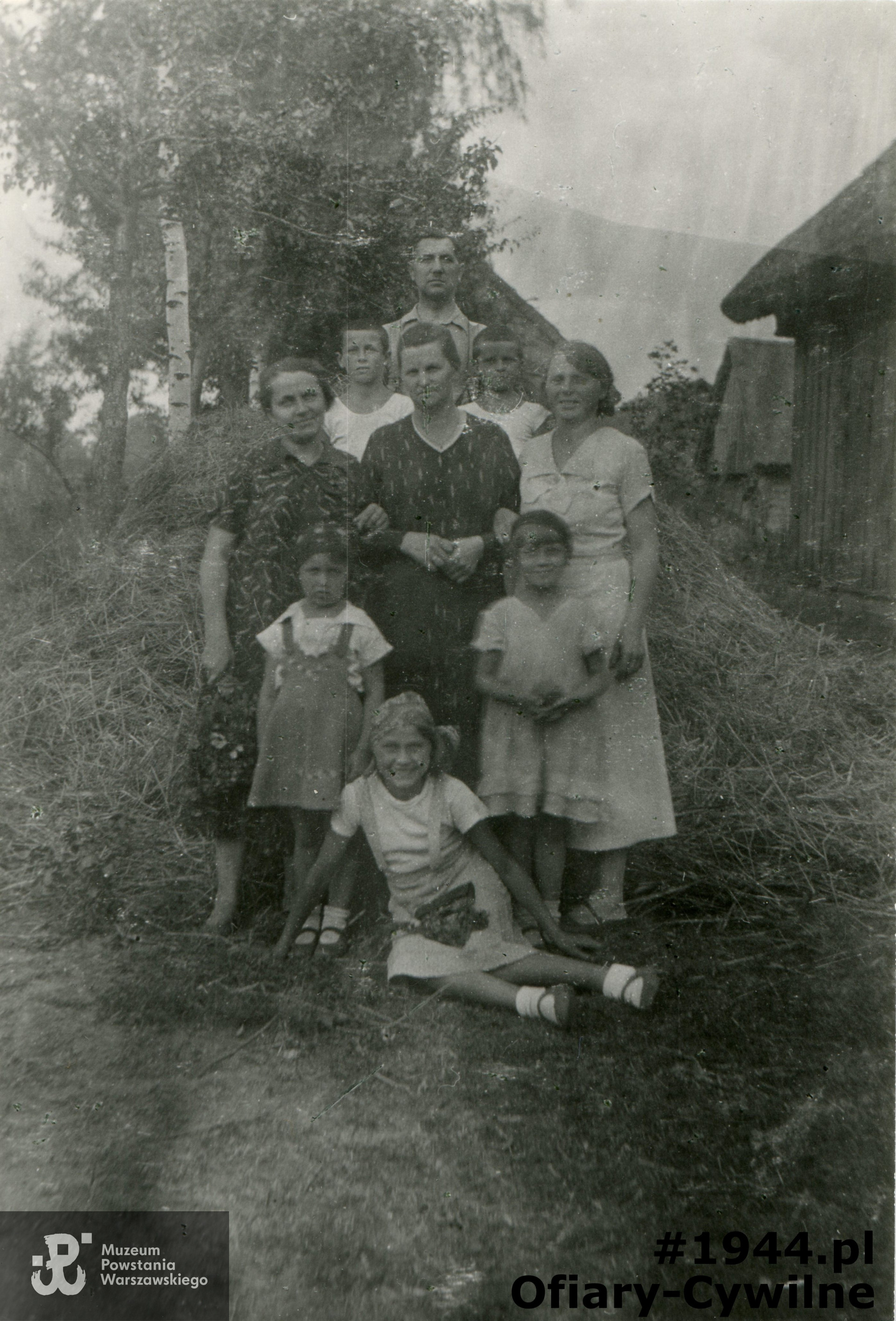 U góry ojciec Bernard, po prawej stronie matka Otylia, Elżbieta u dołu siedzi Hanna, zdjęcie ze zbiorów pani Emili Wiediger