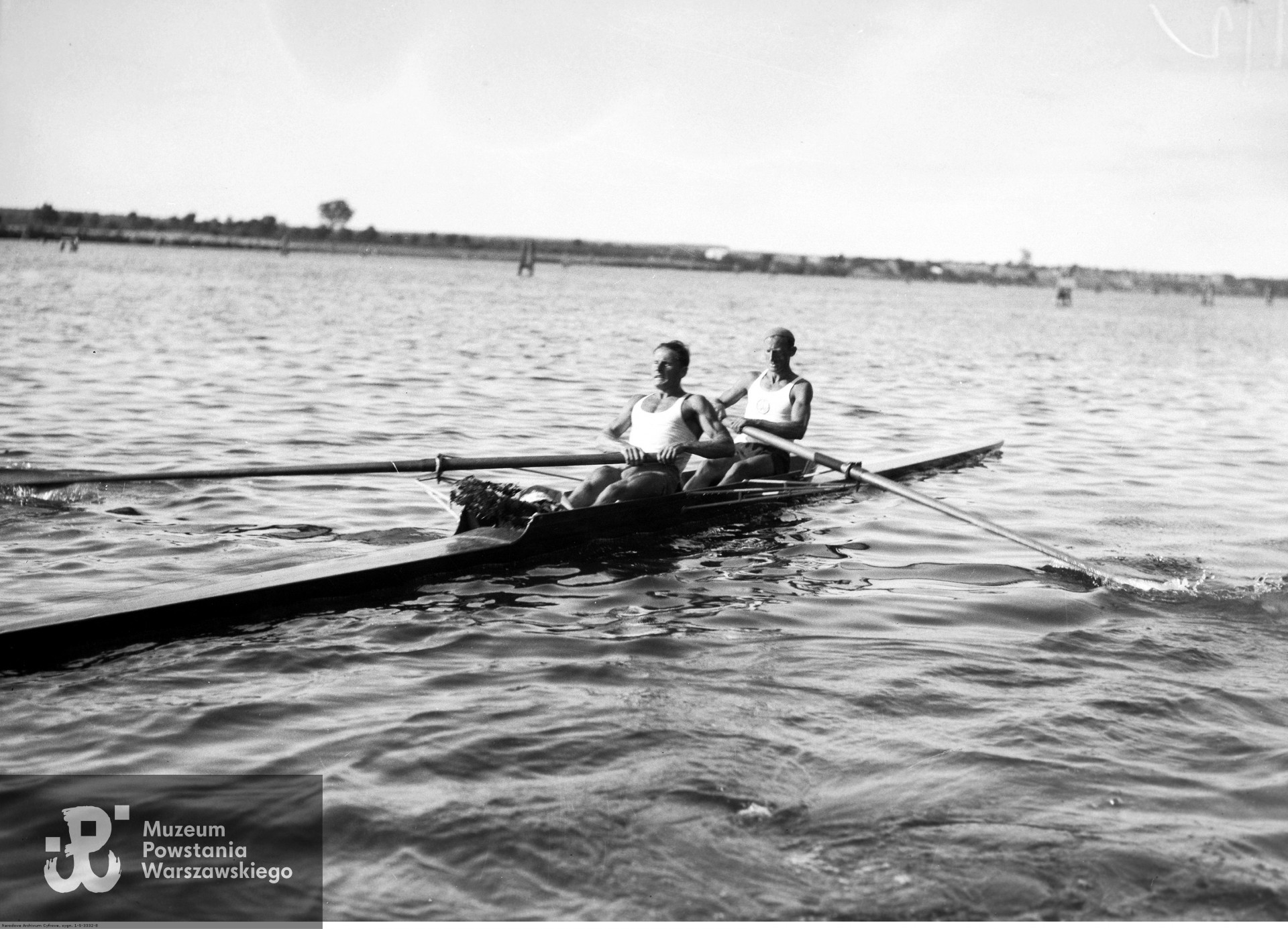 Sierpień 1933 r. Wioślarskie mistrzostwa Polski w Brdyujściu. Zwycięzcy wyścigu dwójek bez sternika mężczyzn Henryk Grabowski i Wiktor Szelągowski z Włocławskiego Towarzystwa Wioślarskiego. , zdjęcie ze zbiorów Narodowego Archiwum Cyfrowego sygnatura 1-S-3332-8