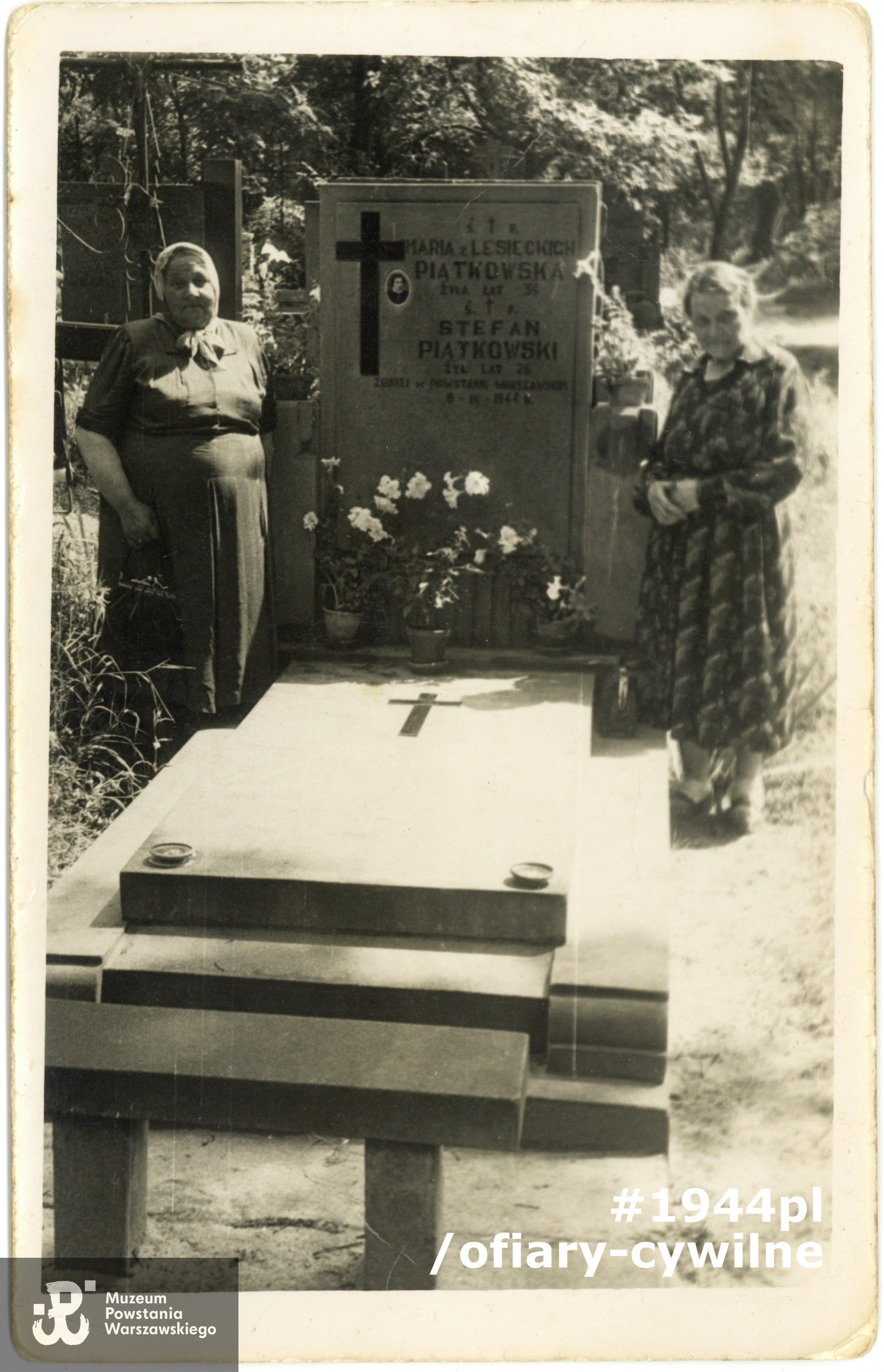 Grób Marii i Stefana Piątkowskich na Cmentarzu Bródnowskim, po lewej stronie stoi matka Marii (Rozalia), po prawej stronie stoi matka Stefana (Józefa), fotografię udostępnili Pani Hanna Klein i Pan Ryszard Wiśniewski