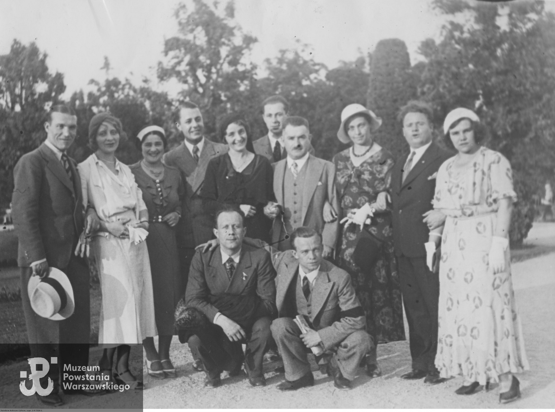 Czerwiec 1932 r. Wiedeń; Grupa polskich uczestników konkursu. Stoją od lewej: śpiewak Paweł Prokopieni, śpiewaczka Halina Dudicz, Hennert, Żelechowski, śpiewaczka Maria Pomorska, skrzypek Zdzisław Roesner, prezes Tennenbaum, Skwarczewska, Tysiak, śpiewaczka Władysława Kamińska. Kucają: śpiewak Jerzy Czaplicki i śpiewak Edward Bender (z prawej). Zdjęcie ze zbiorów Narodowego Archiwum Cyfrowego sygnatura: 1-K-7326-1