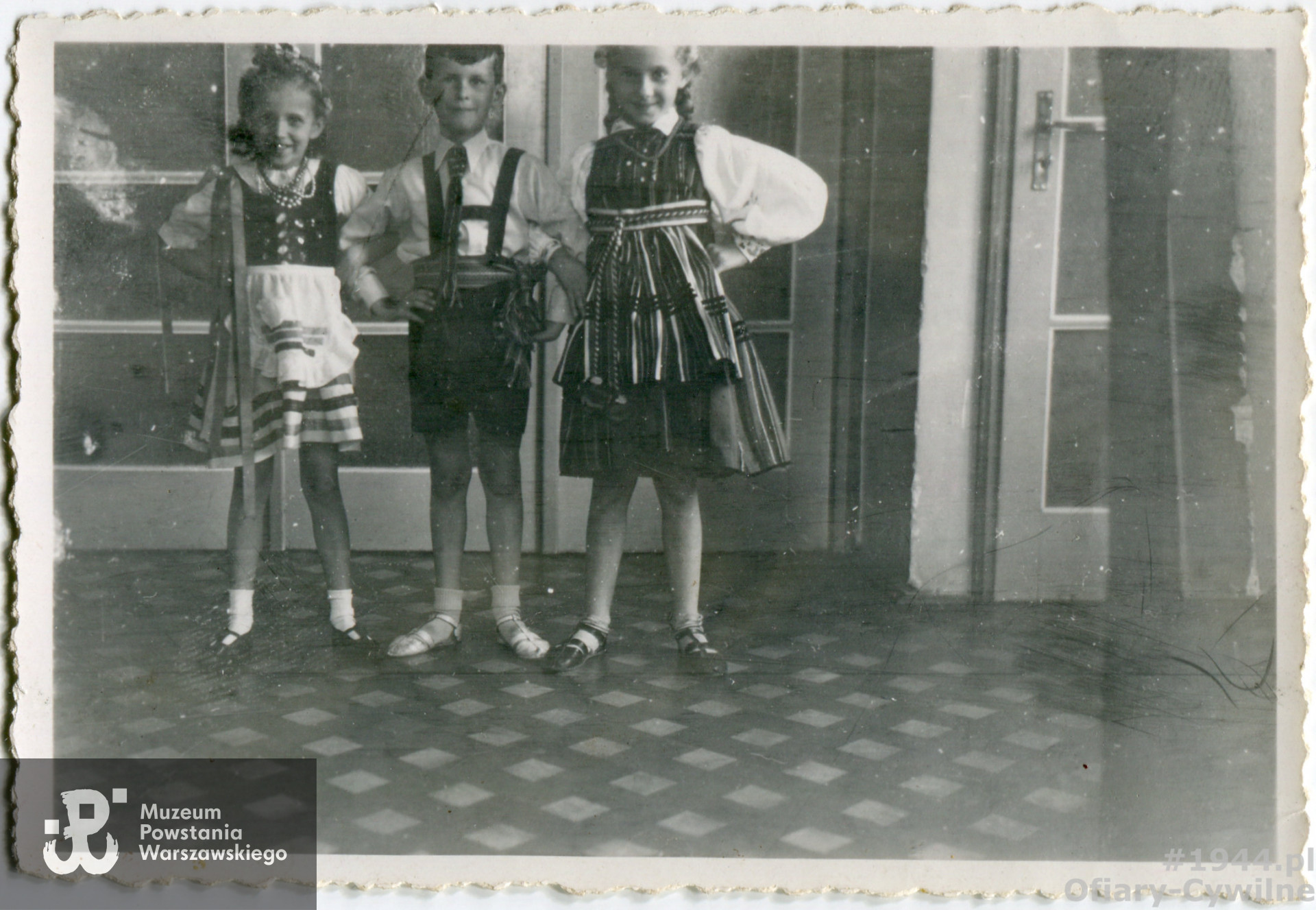 Lekcje rytmiki w domu p. Ireny Stańczykowskiej prowadzone przez p. Wieman, 1943 r. Warszawa od lewej; Hania Markowska, Olgierd Podolecki, Ewa Stańczykowska, zdjęcie ze zbiorów Muzeum Powstania Warszawskiego sygnatura P/5551