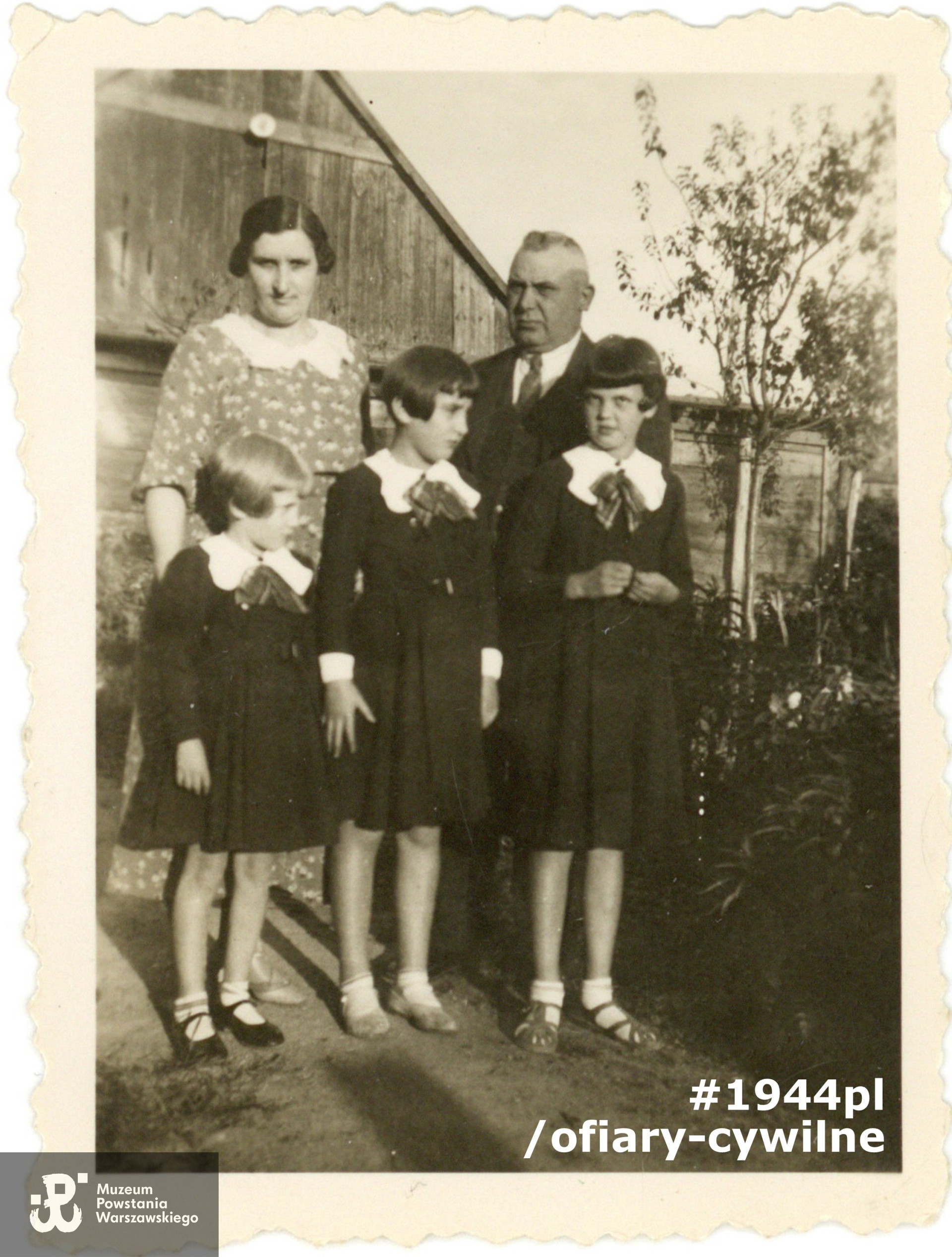 Rodzina Pawłowskich; rodzice Pelagia i Władysław oraz ich córki Maria, Barbara i Halina, fotografia wykonana w Brześciu Kujawski, ze zbiorów rodzinnych udostępniła Pani Agnieszka Podlewska