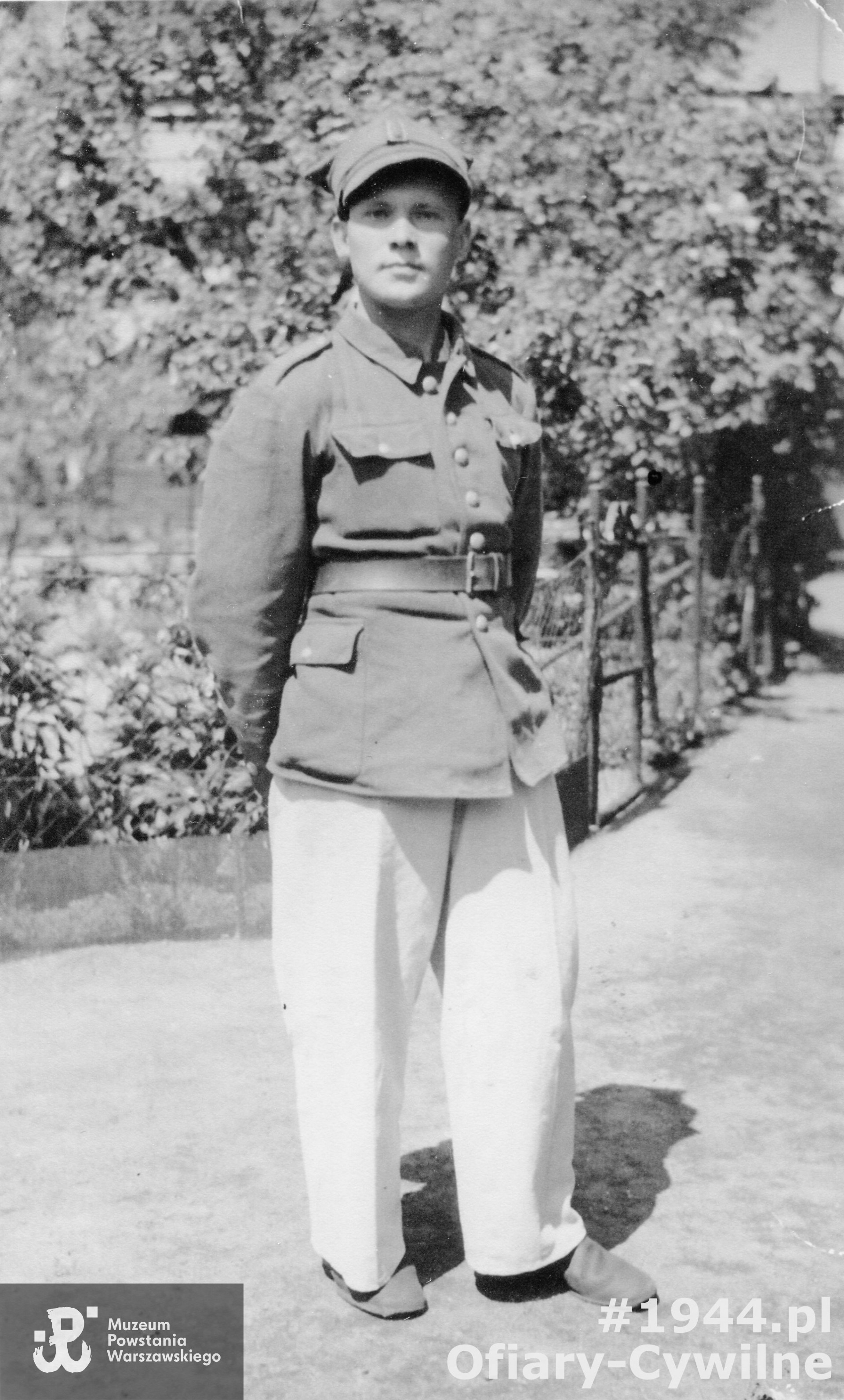 Tadeusz Paskudzki zdjęcie w niewoli niemieckiej. Tadeusz walczył w kampanii wrześniowej 1939 r. w stopniu strzelca. 14.10.1939 r. dostał się do niewoli pod Łukowem. Przebywał w stalagu II C Greiswald nr jeniecki 6175. 21.06.1940 r. został zwolniony na roboty z których uciekł, zdjęcie udostępnione przez brata p. Stefana Grodeckiego