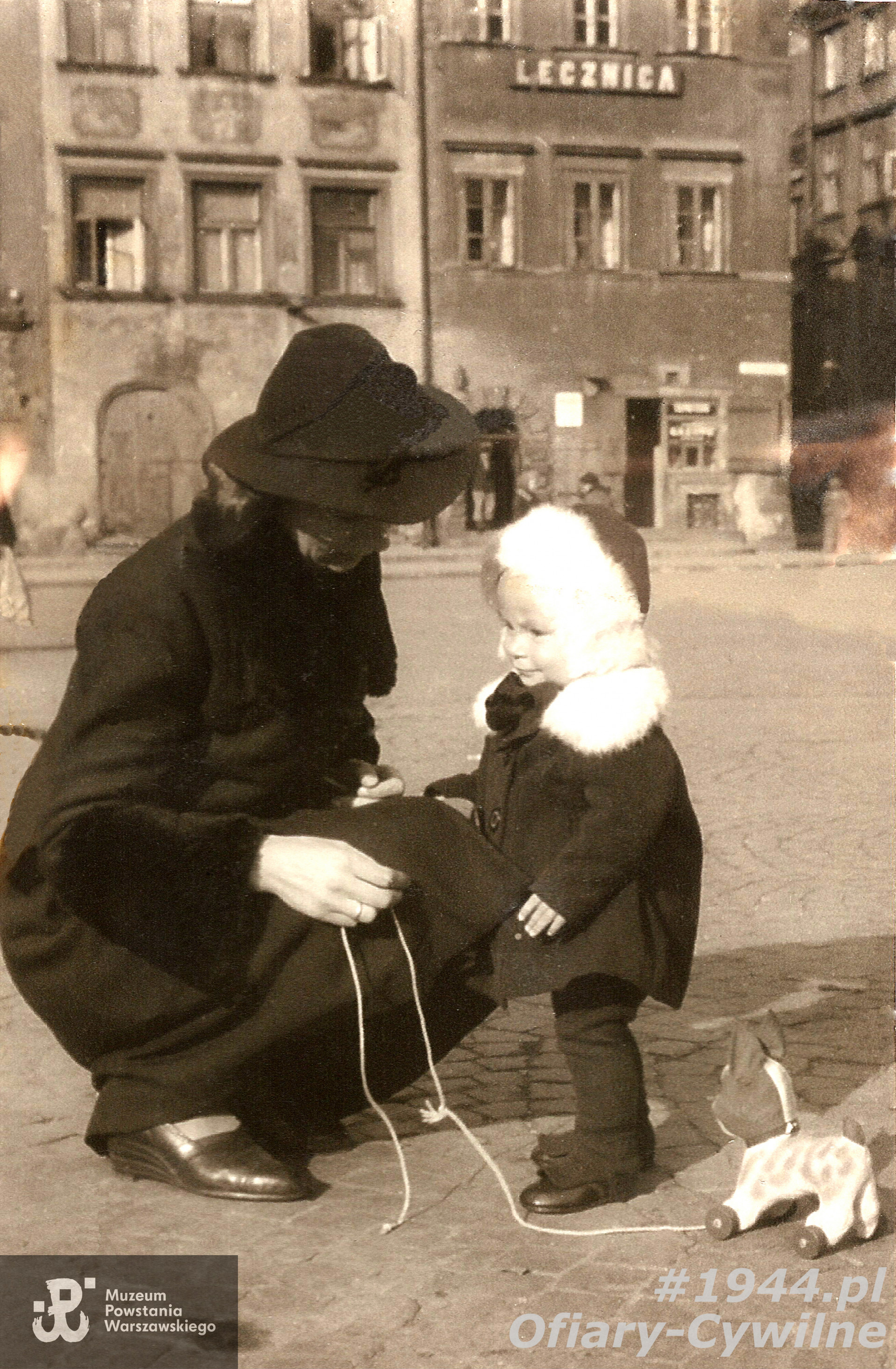 Janina Zielińska wraz z córeczką Teresą na Rynku Starego Miasta, zdjęcie udostępnił p. Krzysztof Ścisłowski