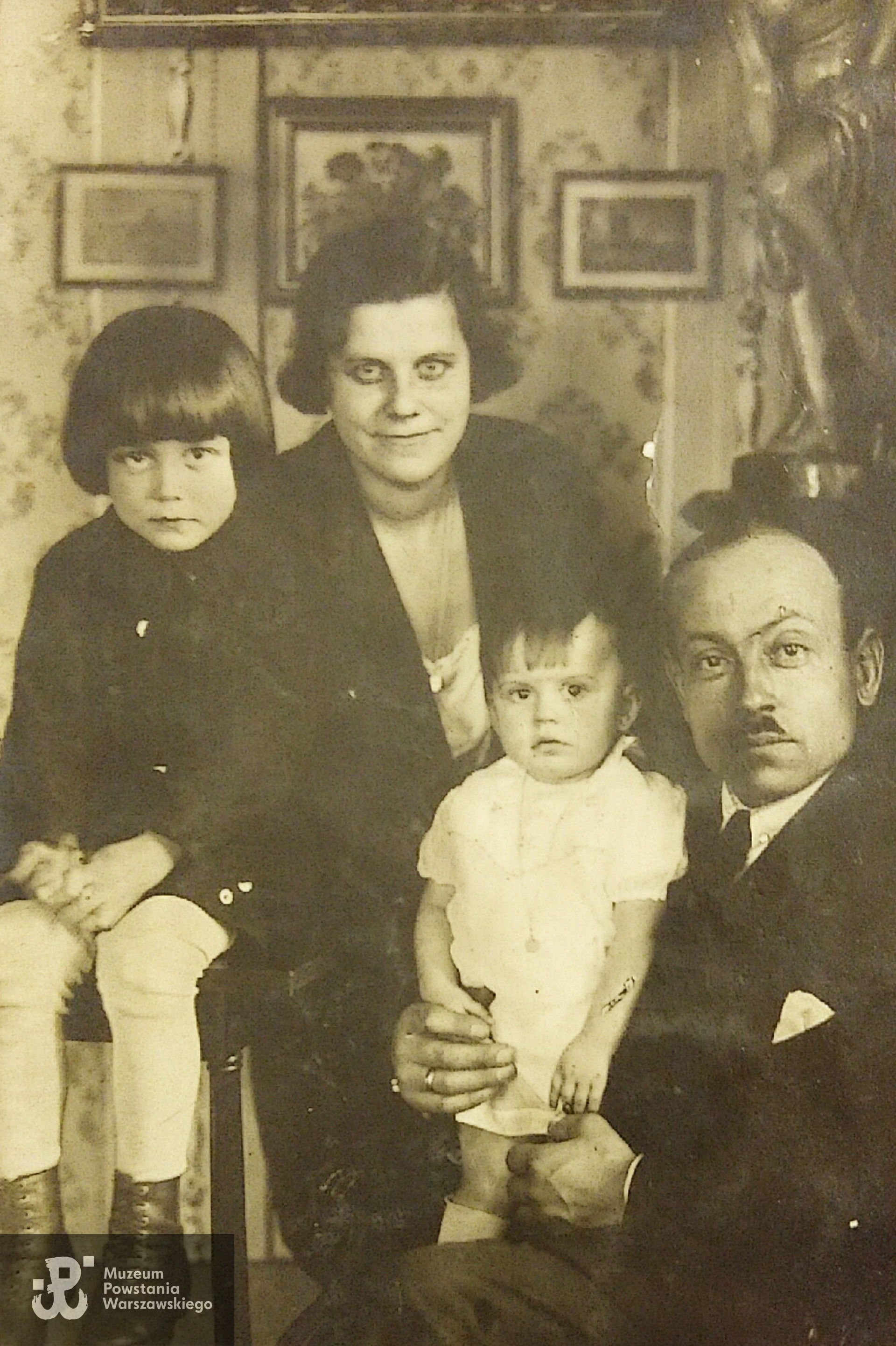 Helena Ostrowska z rodziną, fotografię udostępniła Pani Halina Skory