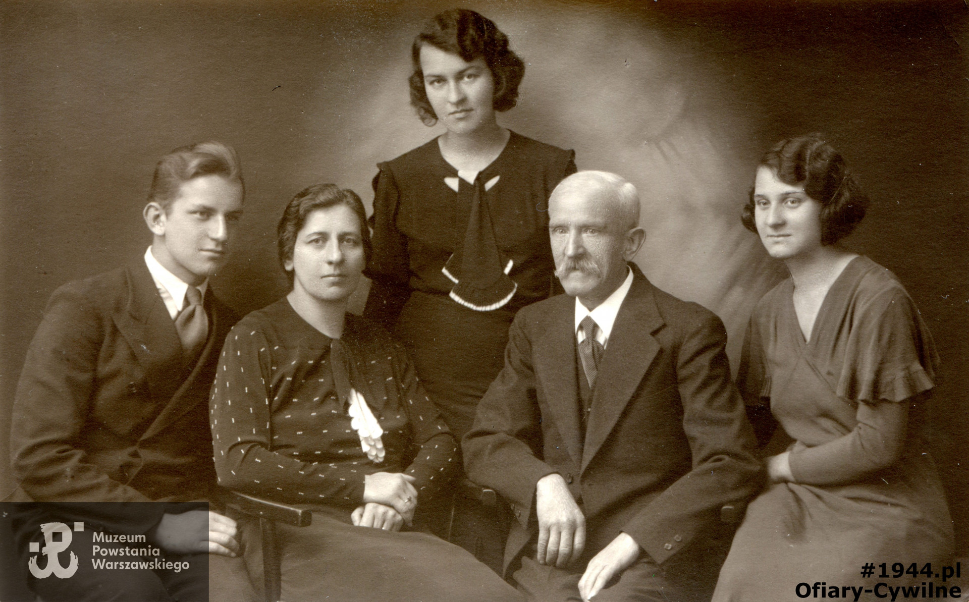 Na zdjęciu Zofia Głombiowska po jej lewej stronie syn Ryszard ur. 26.03.1920, zginął rozstrzelany 10 lutego 1944 r. w egzekucji ulicznej przy ul. Senatorskiej, po prawej stronie córka Jadwiga, zdjęcie ze zbiorów pani Emili Wiediger