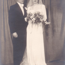 Janina Gierut z domu Brzezińska z mężem Henrykiem fotografia ślubna wykonana 14 kwietnia 1941 r. udostępniła Pani Barbara Brzezińska - Jońca