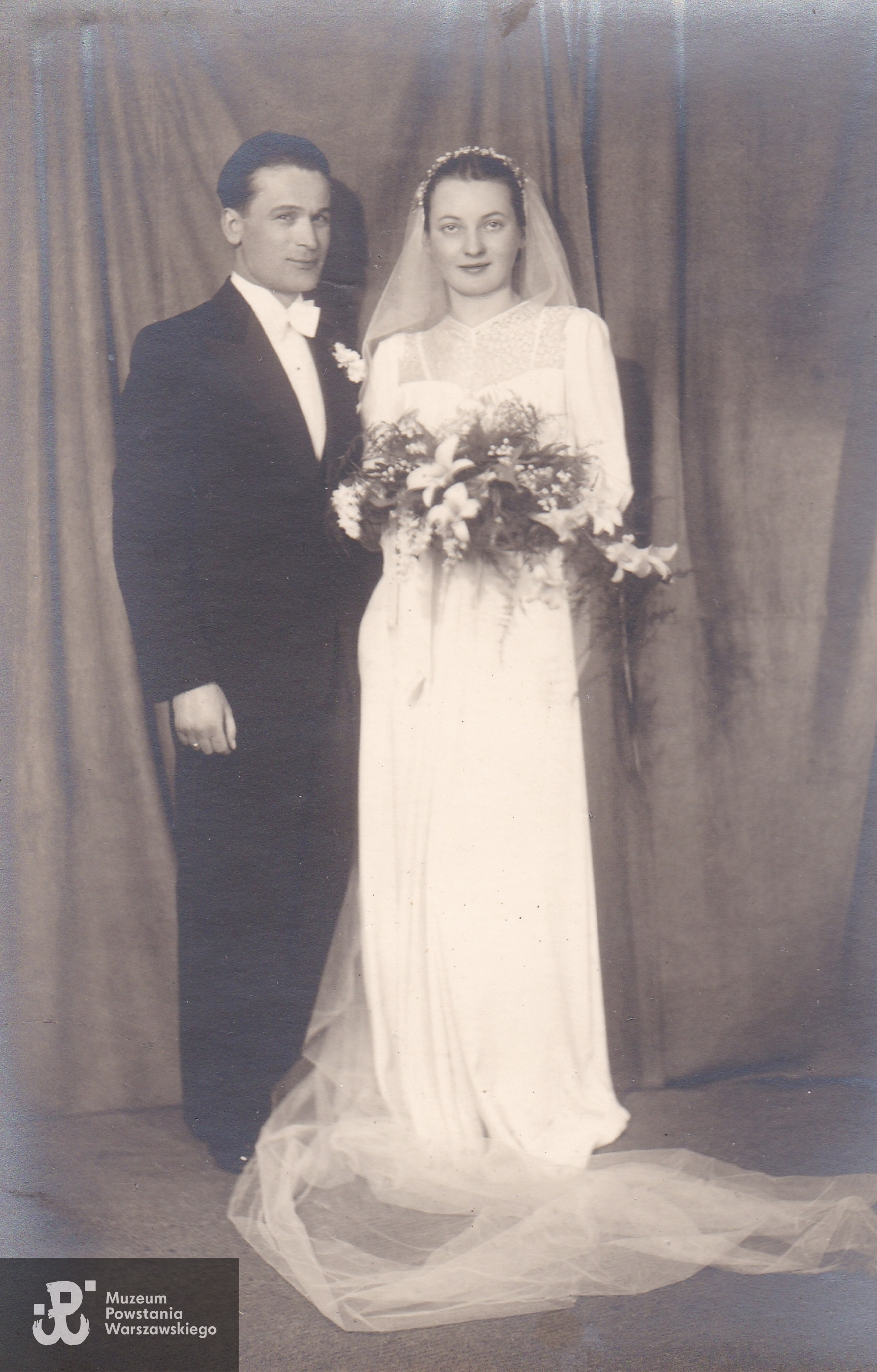 Janina Gierut z domu Brzezińska z mężem Henrykiem fotografia ślubna wykonana 14 kwietnia 1941 r. udostępniła Pani Barbara Brzezińska - Jońca