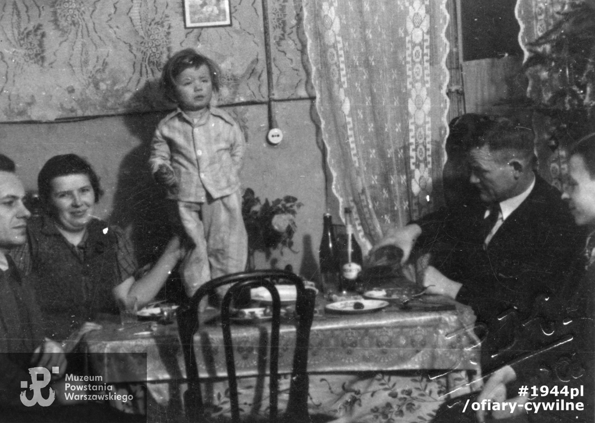 Boże Narodzenie 1941 r., Irenka Kodorska z rodzicami Piotrem i Stanisławą, pierwszy z prawej wujek Edmund, fotografia ze zbiorów Muzeum Powstania Warszawskiego syg. MPW-IP/7887 (dar Pani Bożeny Jóźwiak)
