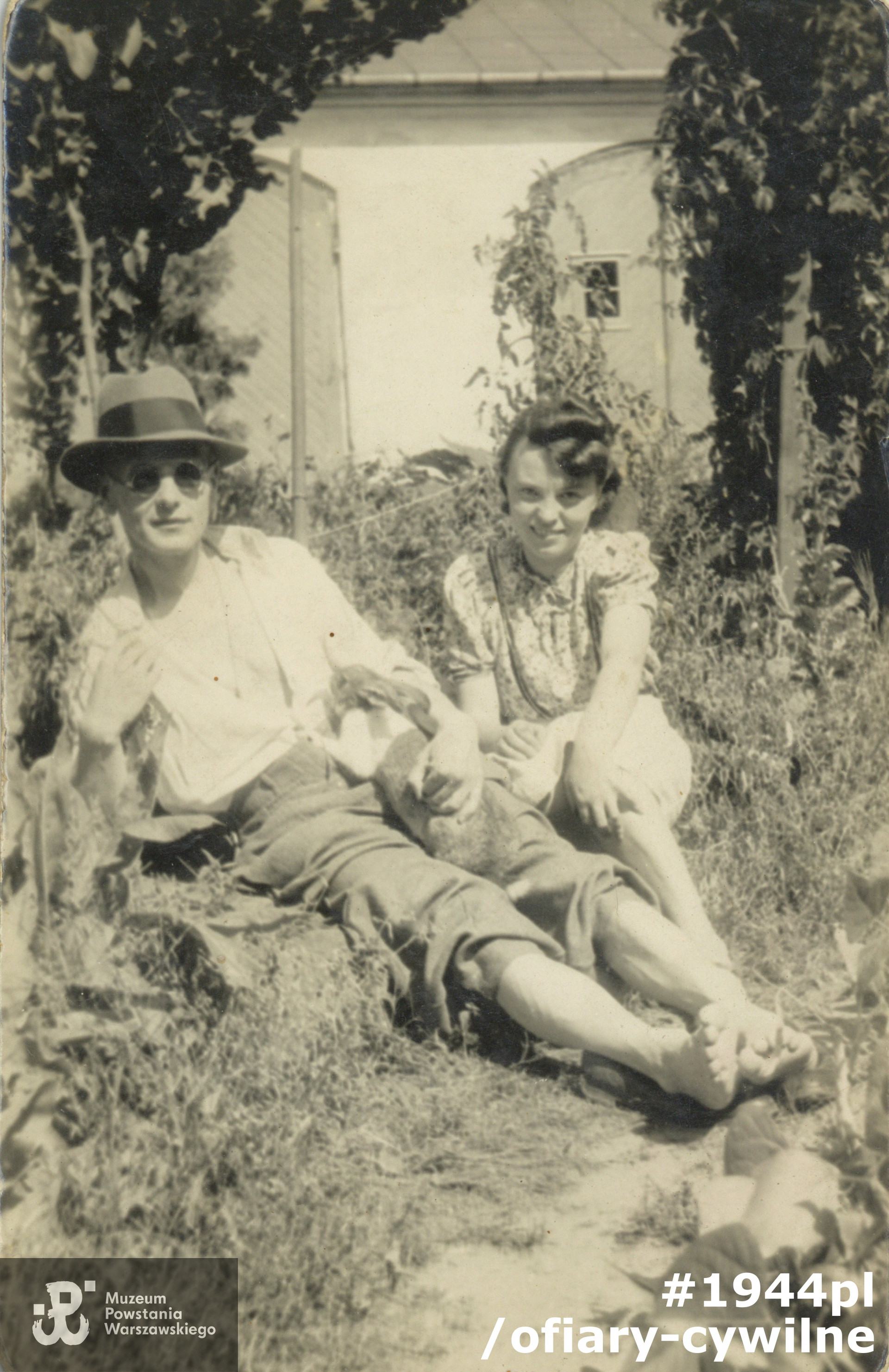 Zygmunt Hykiel z siostrą Marią Ginter, fotografia wykonana na Powązkach w sierpniu 1942 r., zbiory rodzinne
