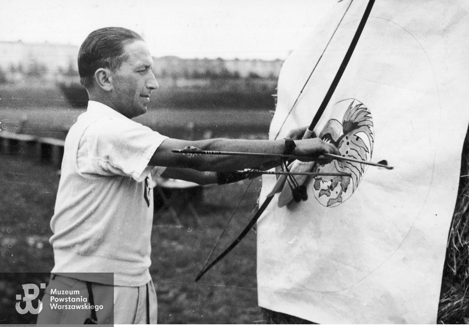  Mistrzostwa Polski w łucznictwie w Poznaniu, lipiec 1939 r. Feliks Majewski z bydgoskiego klubu przy tarczy, zdjęcie ze zbiorów Narodowego Archiwum Cyfrowego sygnatura: 1-S-1319-4