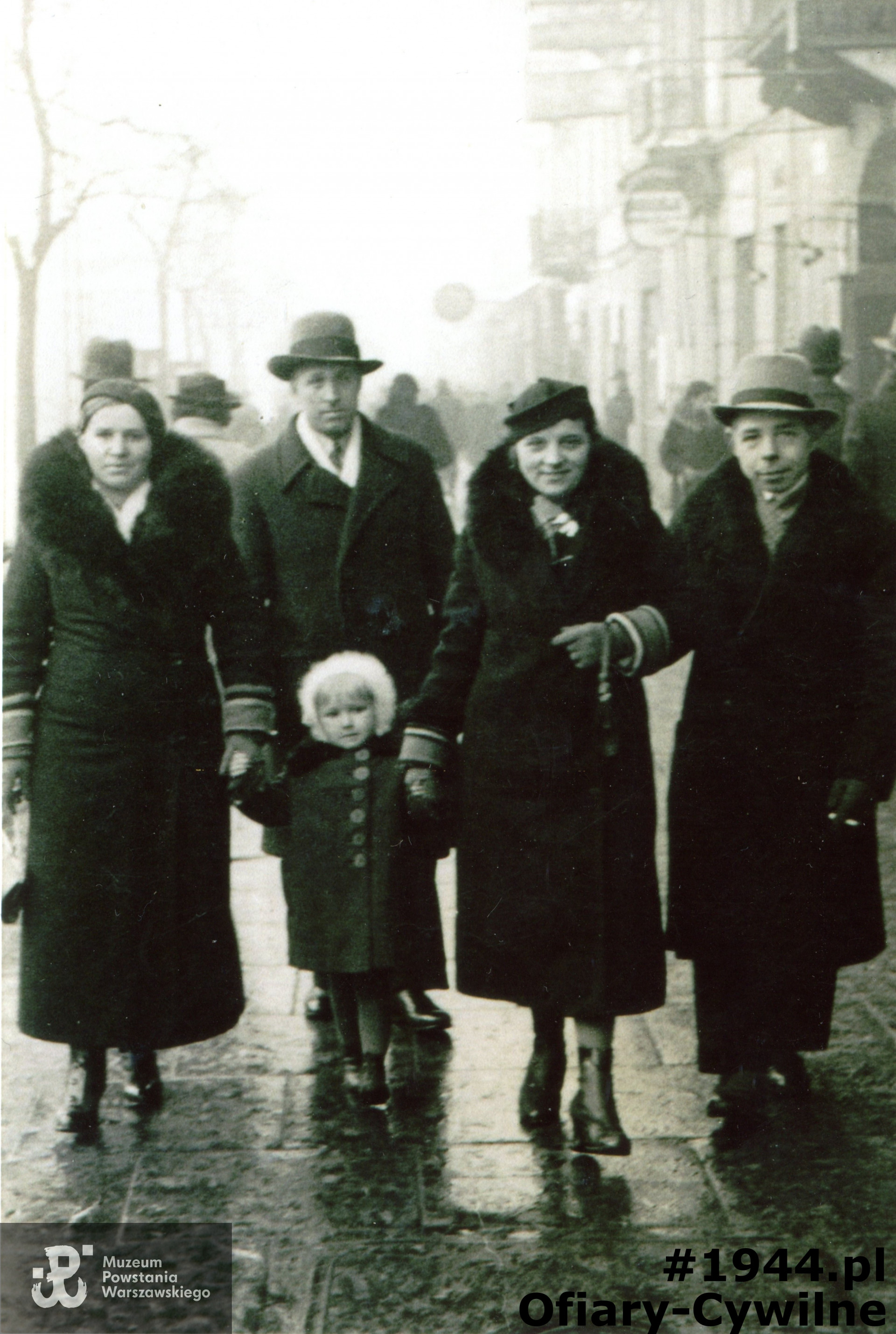 Franciszek Karwat wraz z żoną Bronisławą oraz córką Reginą, po prawej stronie Franciszek Mróz wraz z żoną, zdjęcie ze zbiorów rodzinnych pani Reginy Borkowskiej z domu Karwat