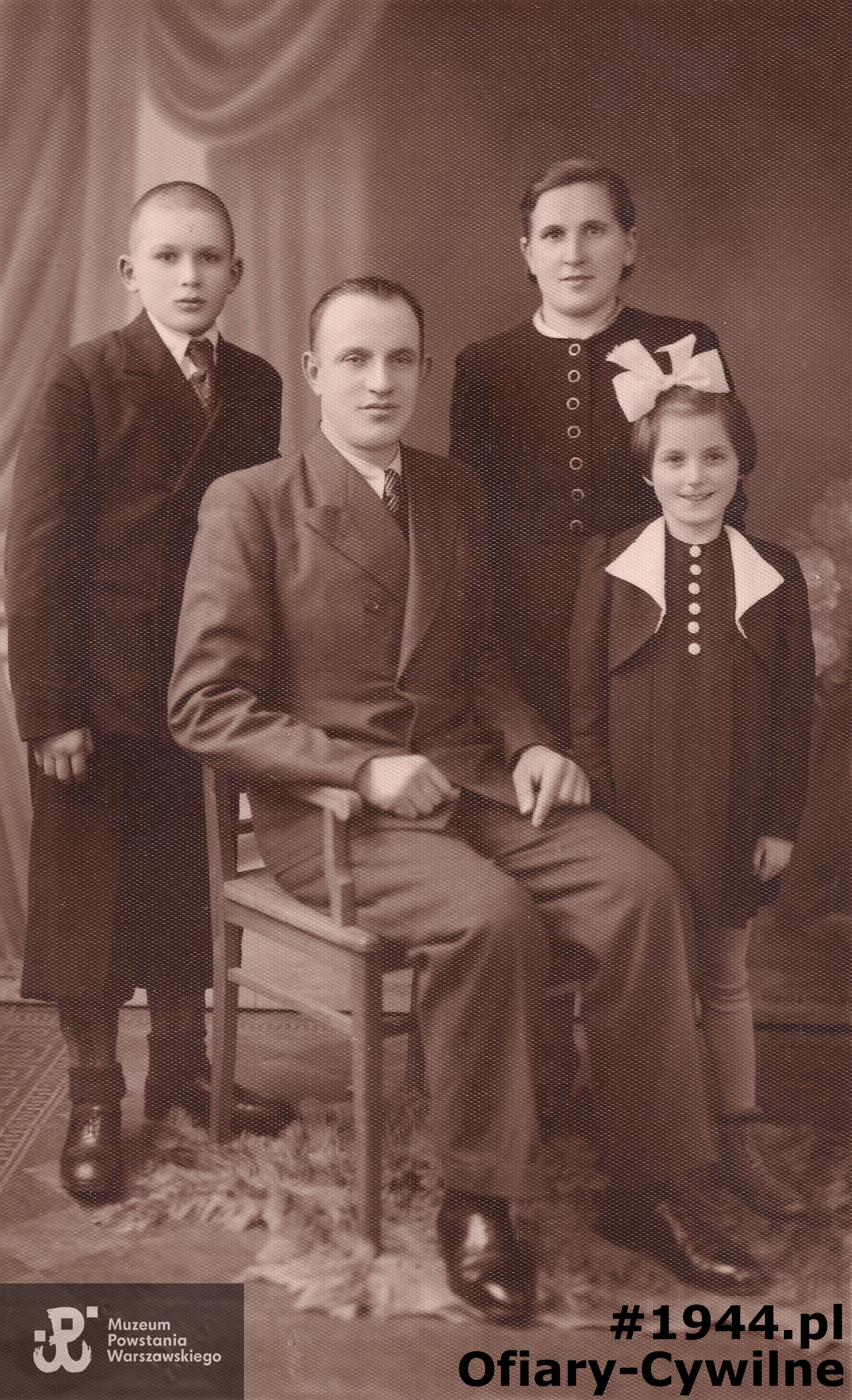 Luty 1939 r. fotografia wykonana w zakładzie „Venus” przy ul. Puławskiej 23. Od lewej Jerzy, jego ojciec Józef, matka Leokadia, siostra Ludwika, zdjęcie ze zbiorów rodzinnych pani Elżbiety Mattey