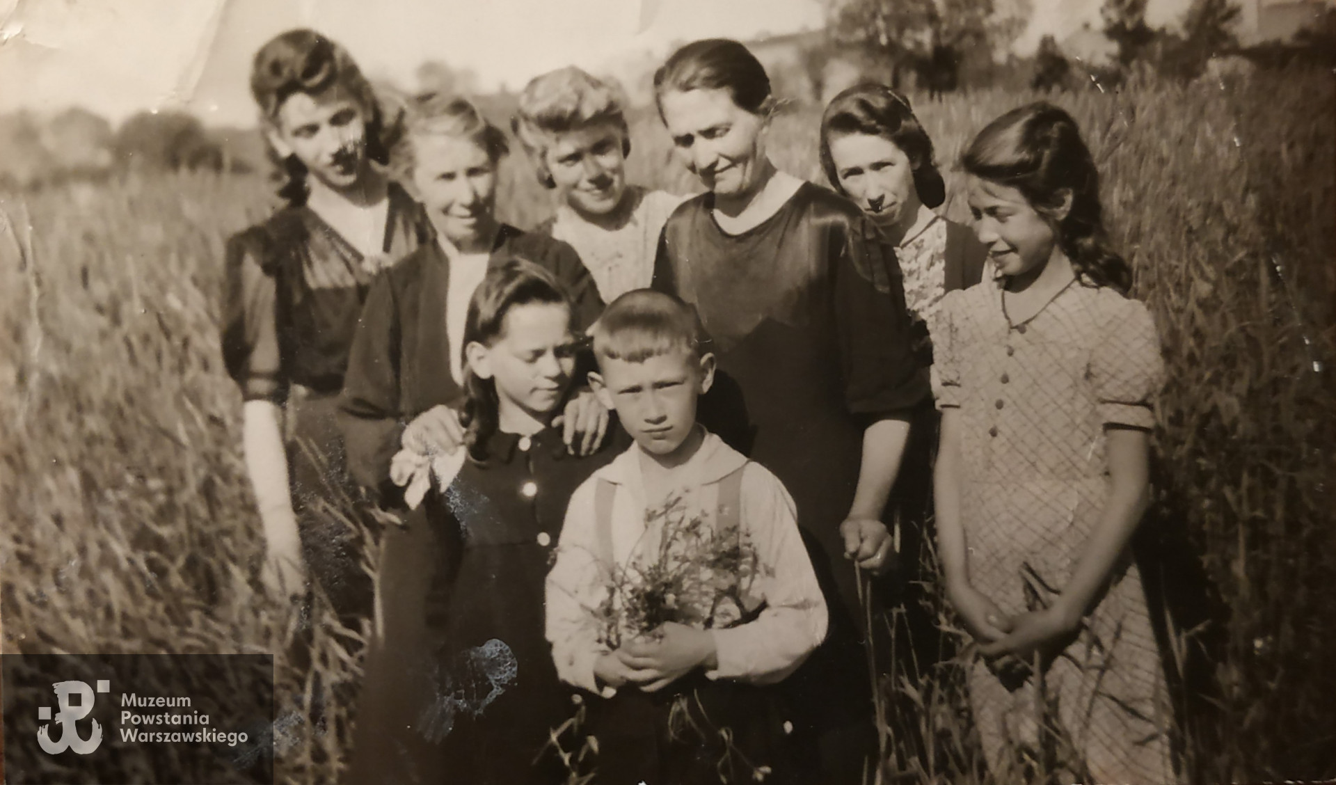 fotografia wykonana 28.05.1944 r., Zuzanna Budek vel Budowska stoi druga od lewej, udostępnił p. Kamil Poteralski