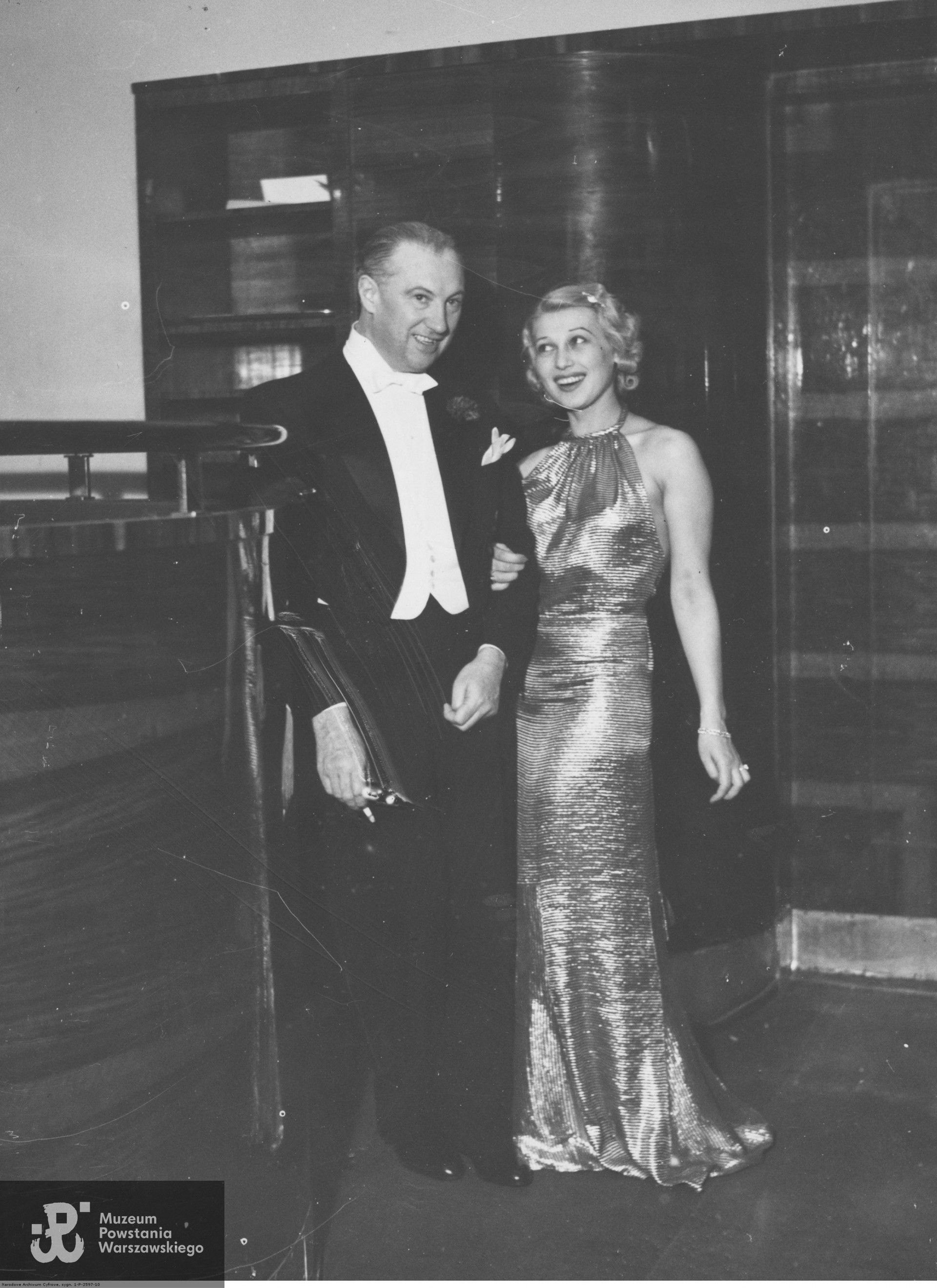 Bal filmu polskiego w Warszawie 27 stycznia 1939 r. na zdjęciu wraz z Iną Benitą, fotografia ze zbiorów Narodowego Archiwum Cyfrowego sygnatura: 1-P-2597-10