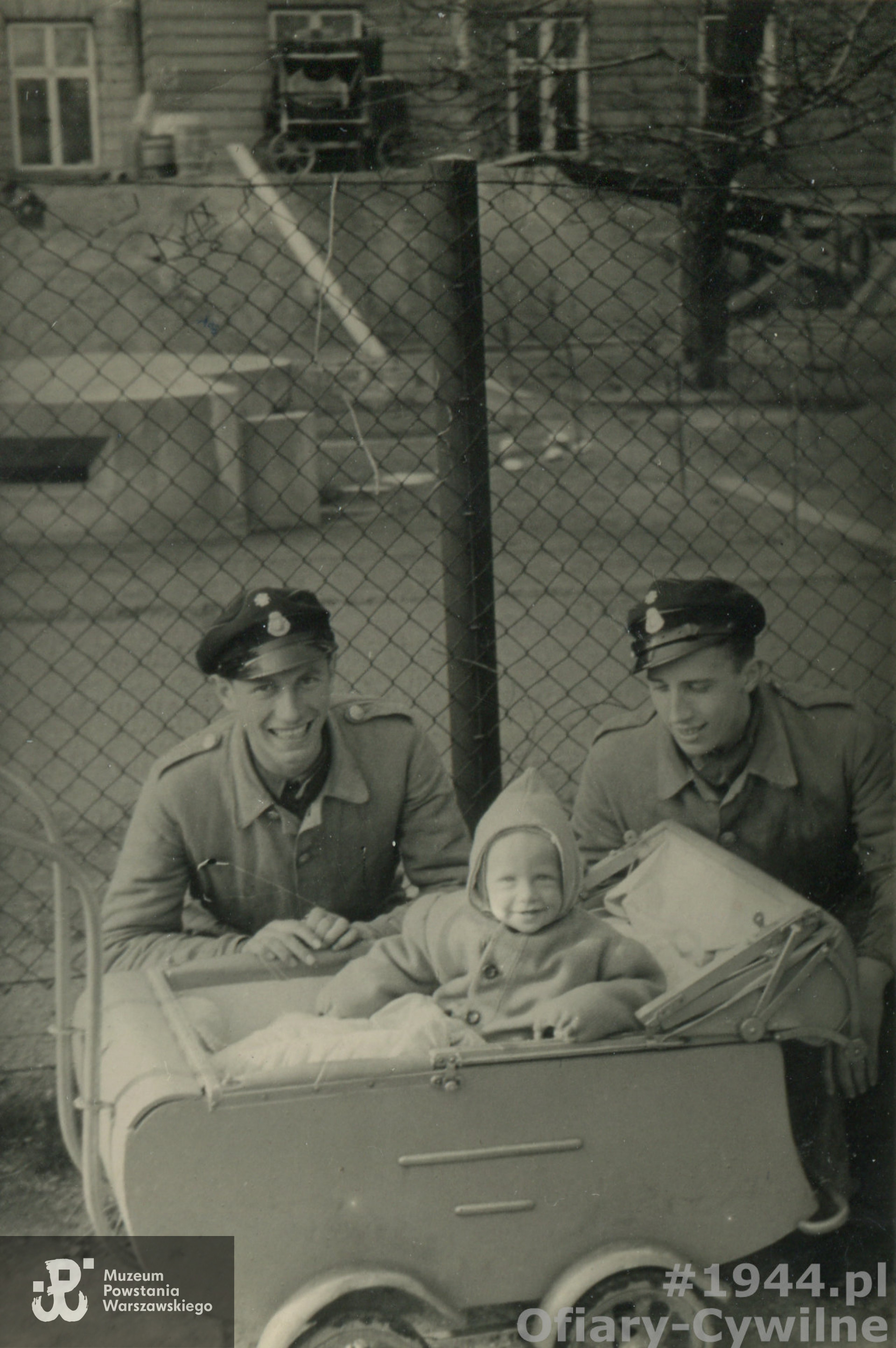 Zdjęcie zrobiono na terenie fabryki J. Franaszka przy ul. Wolskiej 41 wczesną wiosną 1944 r. Na zdjęciu w wózeczku Paweł Franaszek syn Janiny i Kazimierza w towarzystwie dwóch strażaków z fabrycznej  zawodowej Straży Ogniowej, ze zbiorów Muzeum Powstania Warszawskiego nr akcesji P/171
