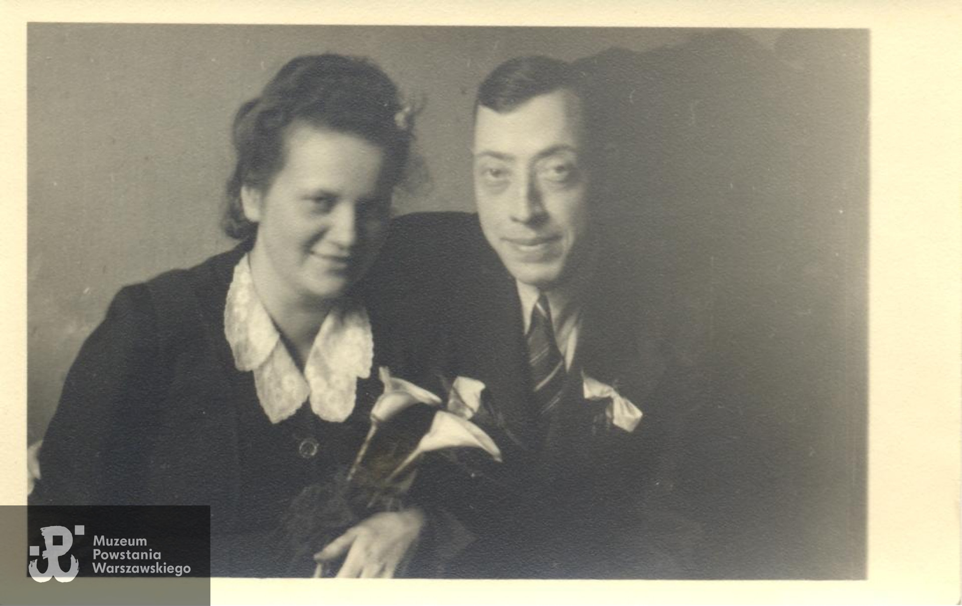 Halina Grodzka  i Mieczysław Oksieńczuk, fotografia ślubna wykonana w 1944 r. w Warszawie, udostępniła Pani Rosita Turowicz-Wlaźniak 