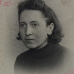 Sabina Staszewska (1912-1944), fotografia z okupacyjnej kenkarty znajdująca się w aktach sądu grodzkiego w Warszawie  o uznanie za zmarłego w zbiorach Archiwum Państwowego w Warszawie  Zespół nr 655 sygnatura 1/492