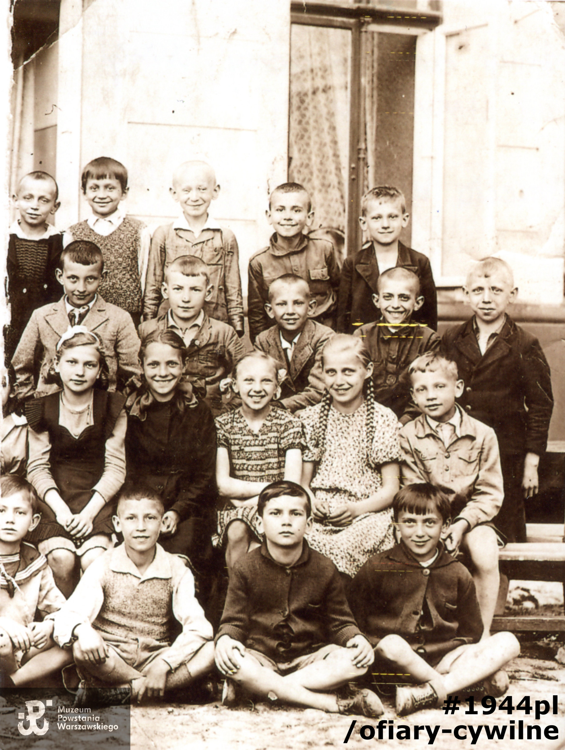 Trzecia klasa szkoły powszechnej. Stanisław stoi drugi od lewej strony w drugim rzędzie od góry, fotografia z archiwum rodzinnego