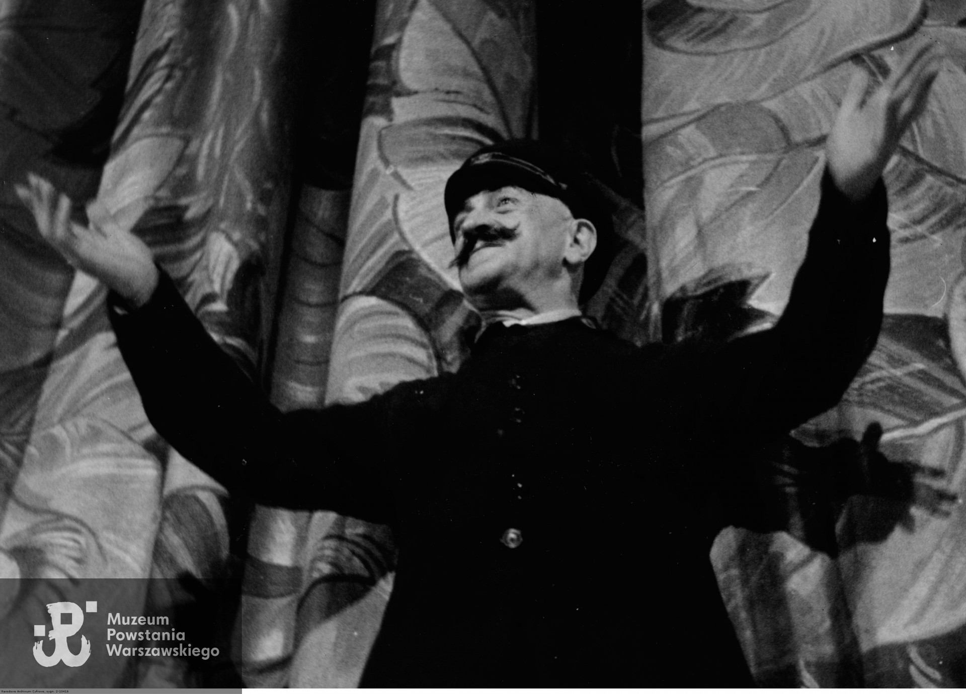 Lipiec 1943 r. Warszawa występy teatrzyku rozmaitości „Jar”, zdjęcie ze zbiorów Narodowego Archiwum Cyfrowego sygnatura: 2-10416