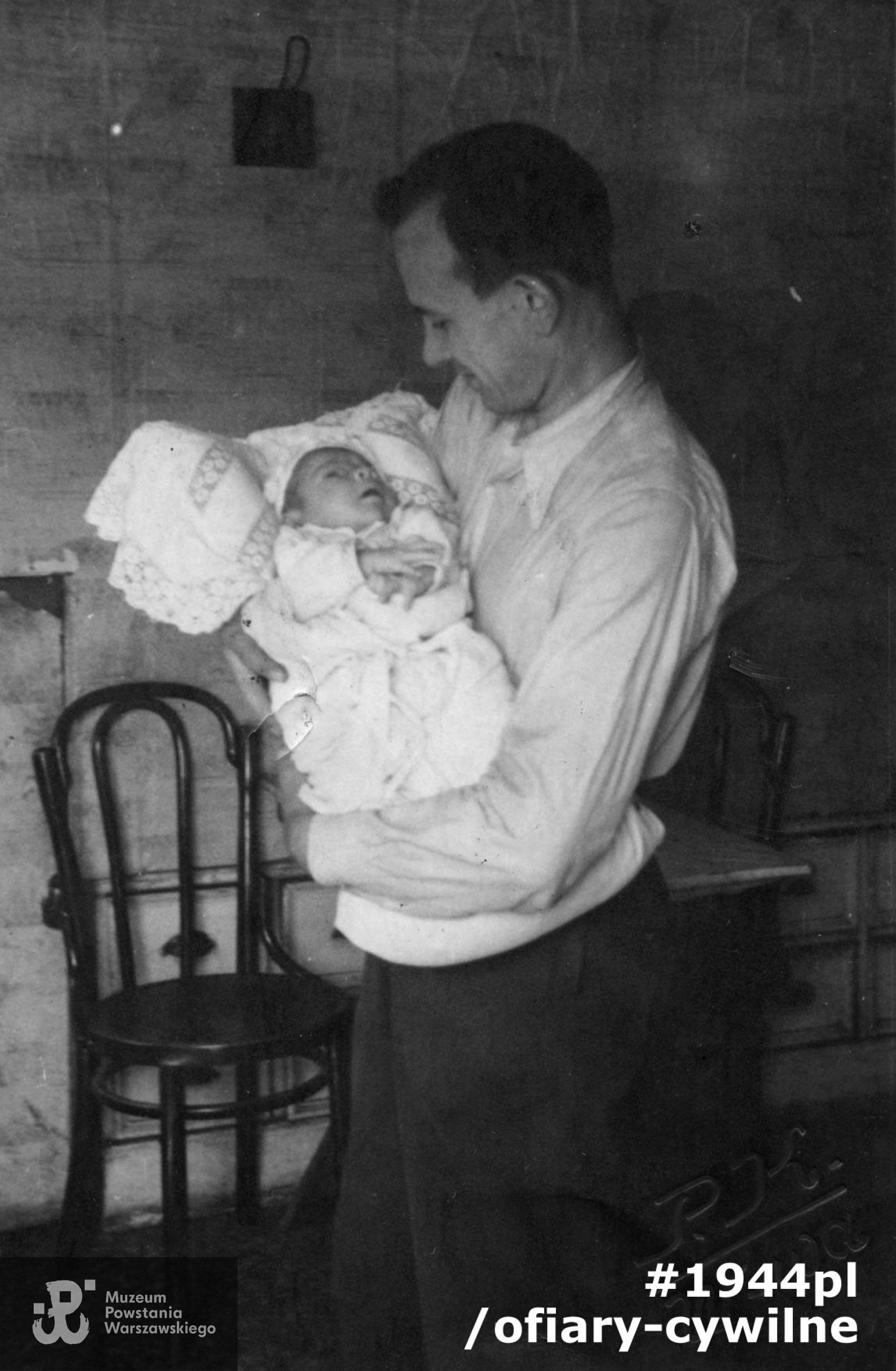 Piotr Kodorski z synkiem Zbyszkiem, fotografia ze zbiorów Muzeum Powstania Warszawskiego syg. MPW-IP/7885 (dar Pani Bożeny Jóźwiak)