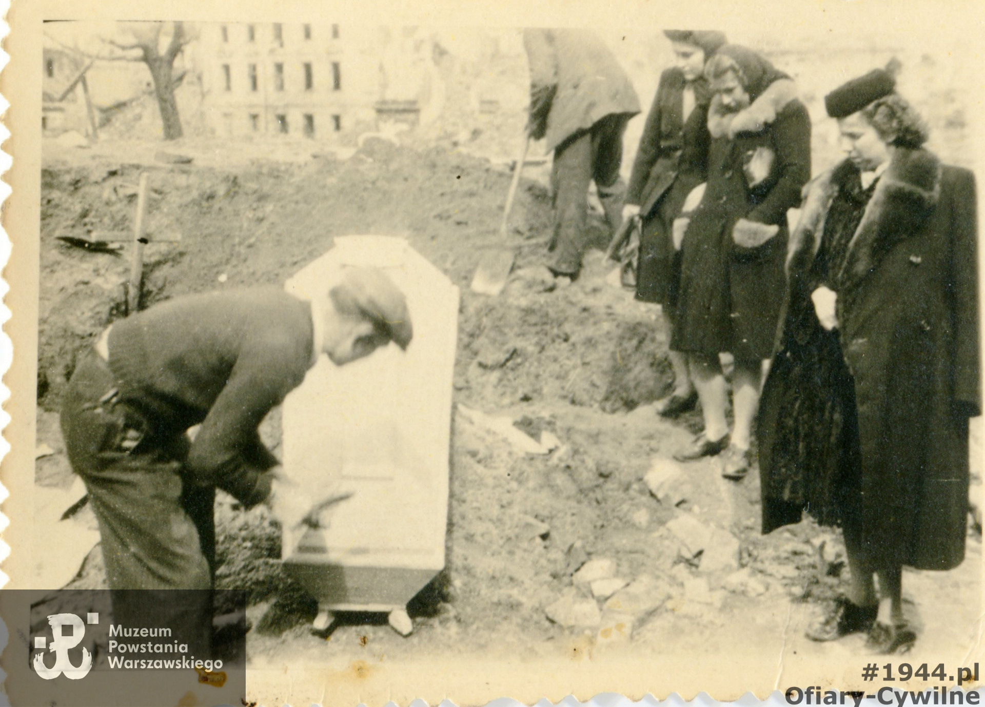 Zdjęcie z ekshumacji Haliny Bojenko z Rynku Nowego Miasta, ze zbiorów pani Marioli Kudrycz