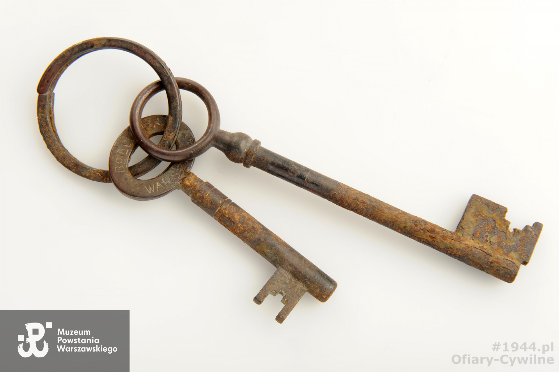 Klucze do mieszkania mieszkanki Warszawy - Leokadii Warpechowskiej, zamordowanej i spalonej 5 sierpnia 1944 na Woli - na terenie ogródków działkowych przy ul. Płockiej. Klucze znalezione w miejscu egzekucji przez córkę Czesławę, ze zbiorów Muzeum Powstania Warszawskiego sygnatura MPW-M/1063