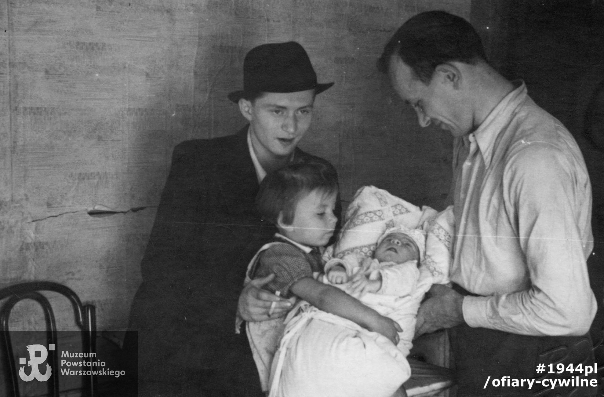 Irenką Kodorska z braciszkiem Zbyszkiem i ojcem Piotrem, fotografia ze zbiorów Muzeum Powstania Warszawskiego syg. MPW-IP/7871 (dar Pani Bożeny Jóźwiak)