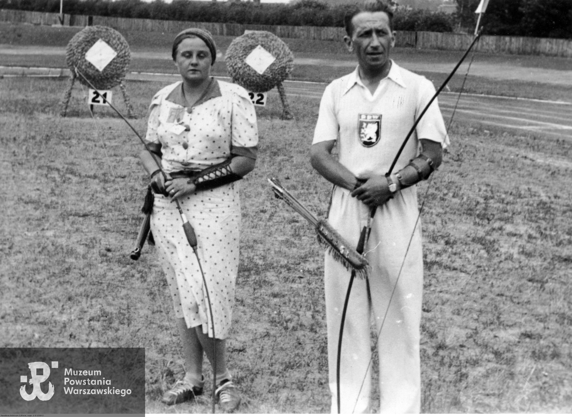 Mistrzostwa Polskie w Toruniu, 1938 r. Mistrzowie Polski w łucznictwie - Irena Skorupska (Towarzystwo Krzewienia Kultury Fizycznej Kobiet Katowice) i Feliks Majewski (KS Pocztowy PW Bydgoszcz), zdjęcie ze zbiorów Narodowego Archiwum Cyfrowego sygnatura: 1-S-1318-2