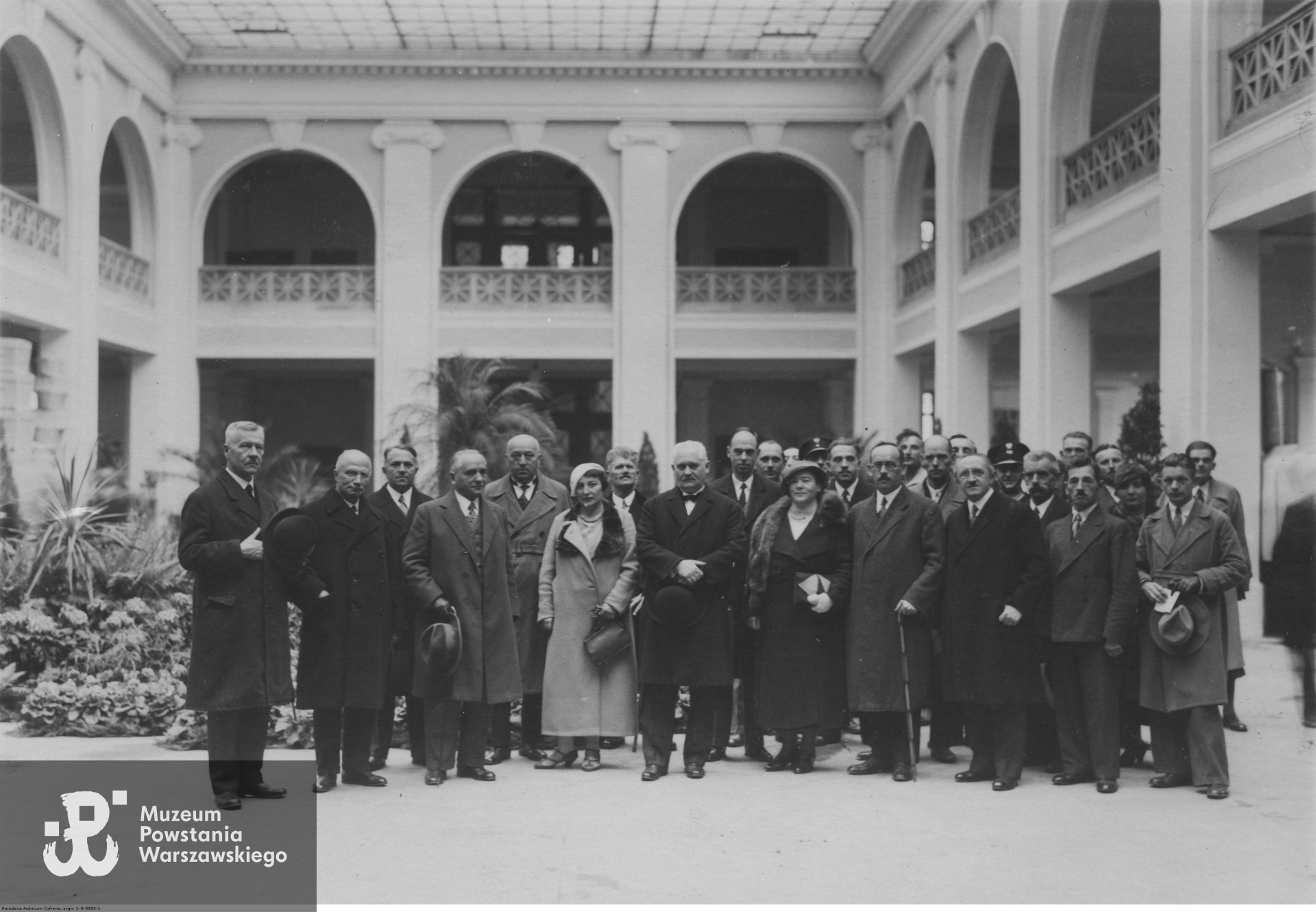 Wielkopolskie Targi Ogrodnicze w Poznaniu. Fotografia grupowa uczestników uroczystości otwarcia targów. Widoczni m.in.: (od lewej) prof. Alfred Denizot, starosta krajowy Ludwik Begale, dyrektor ogrodów miejskich w Poznaniu Władysław Marciniec, prof. Gantkowski, (w środku) prezydent Poznania Cyryl Ratajski, dr Stefan Ropp, radca Zygmunt Zaleski (z laską), dyrektor Targów Ogrodniczych Mieczysław Krzyżankiewicz. Zdjecie ze zbiorów Narodowego Archiwum Cyfrowego sygnatura 1-G-5589-1
