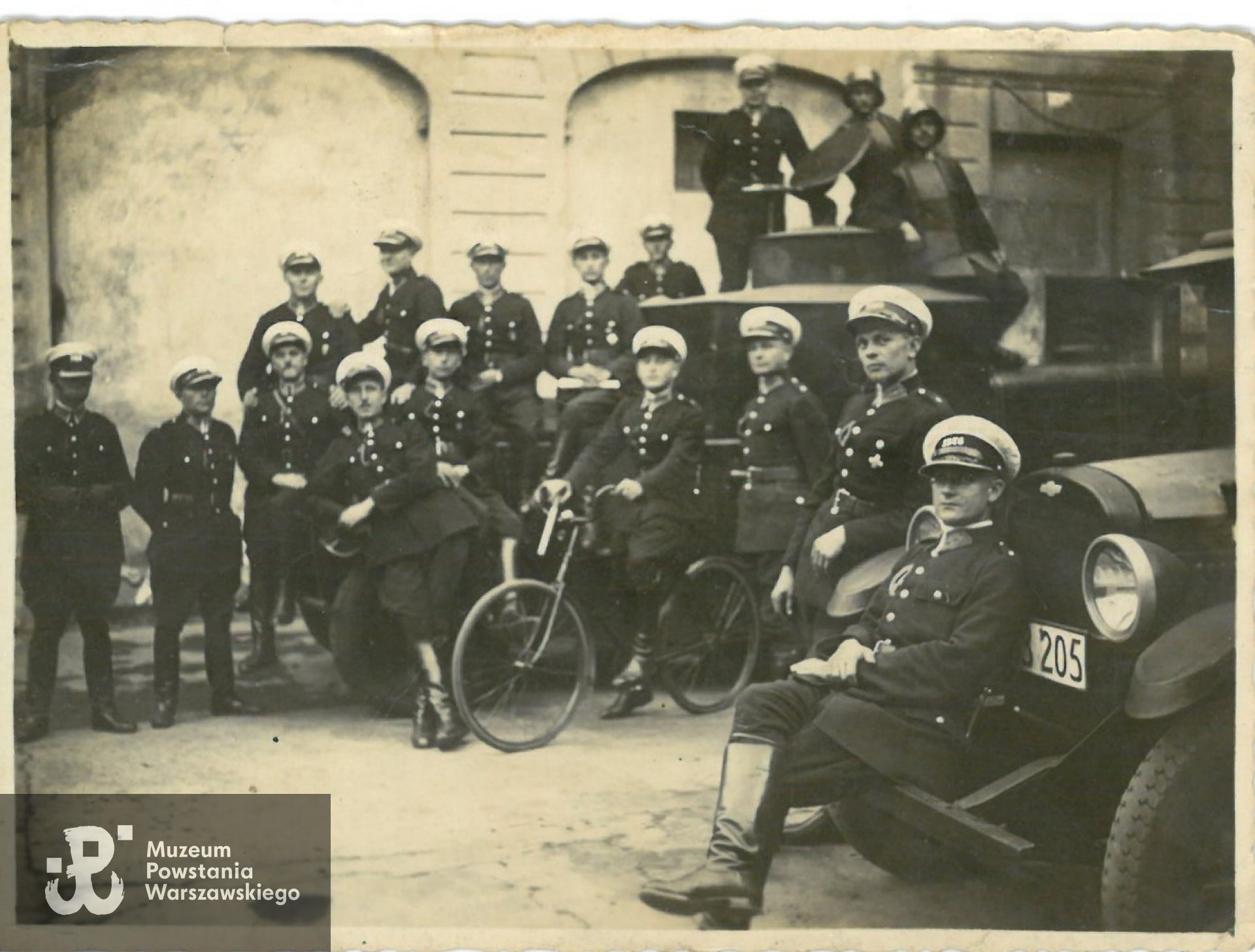 Bolesław oparty o zderzak samochodu, fotografię udostępnił pan Mariusz Orłowski