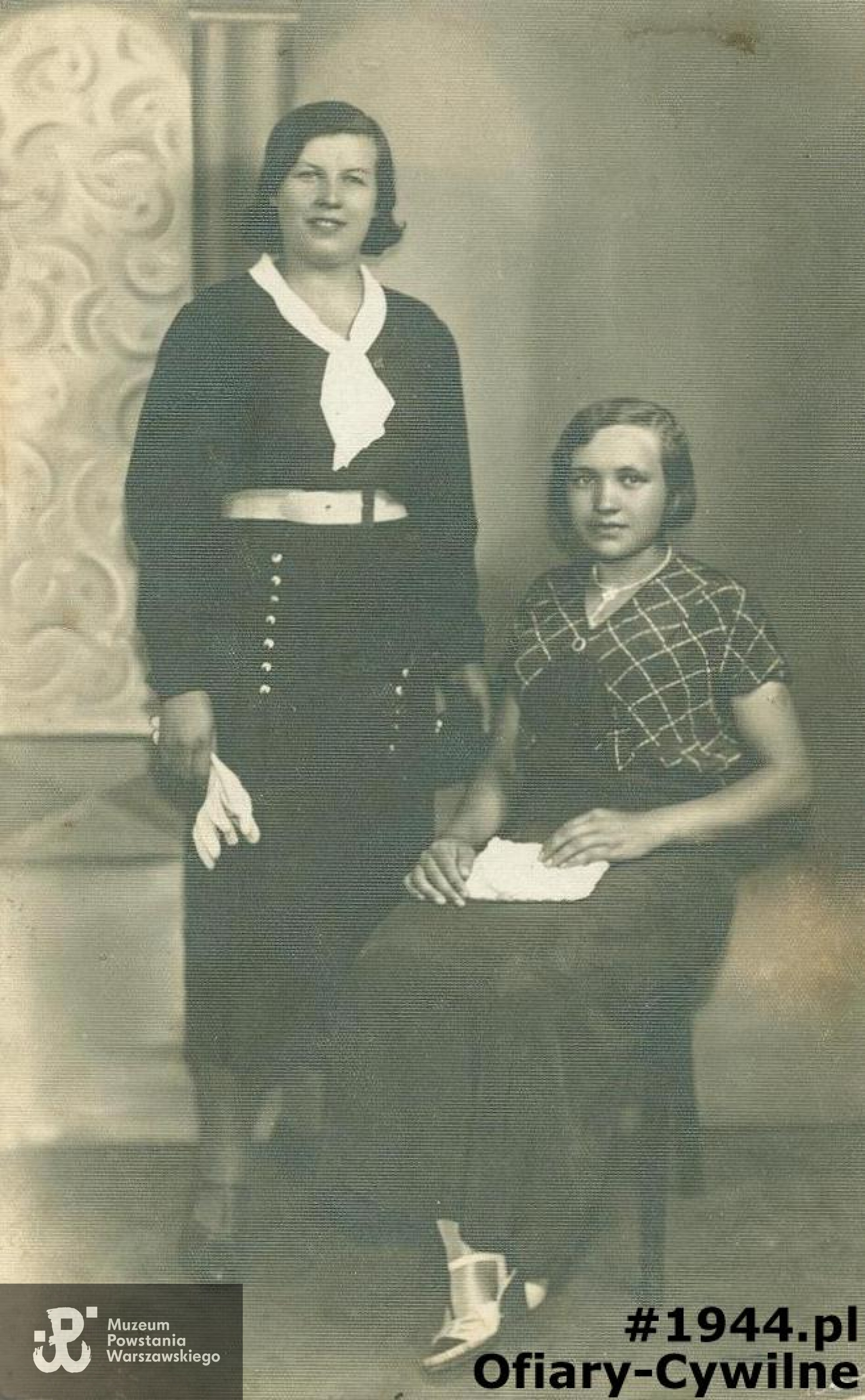 Cecylia Gajek po lewej, zdjęcie ze zbiorów rodzinnych