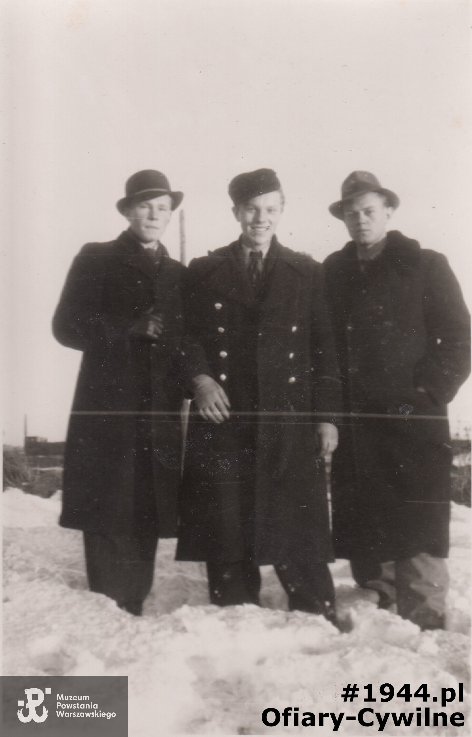 Tadeusz pierwszy z prawej w środku  Zdzisław Cichowski, 1942 r., zdjęcie ze zbiorów pani Claudii Katarzyny Rell-Deseive