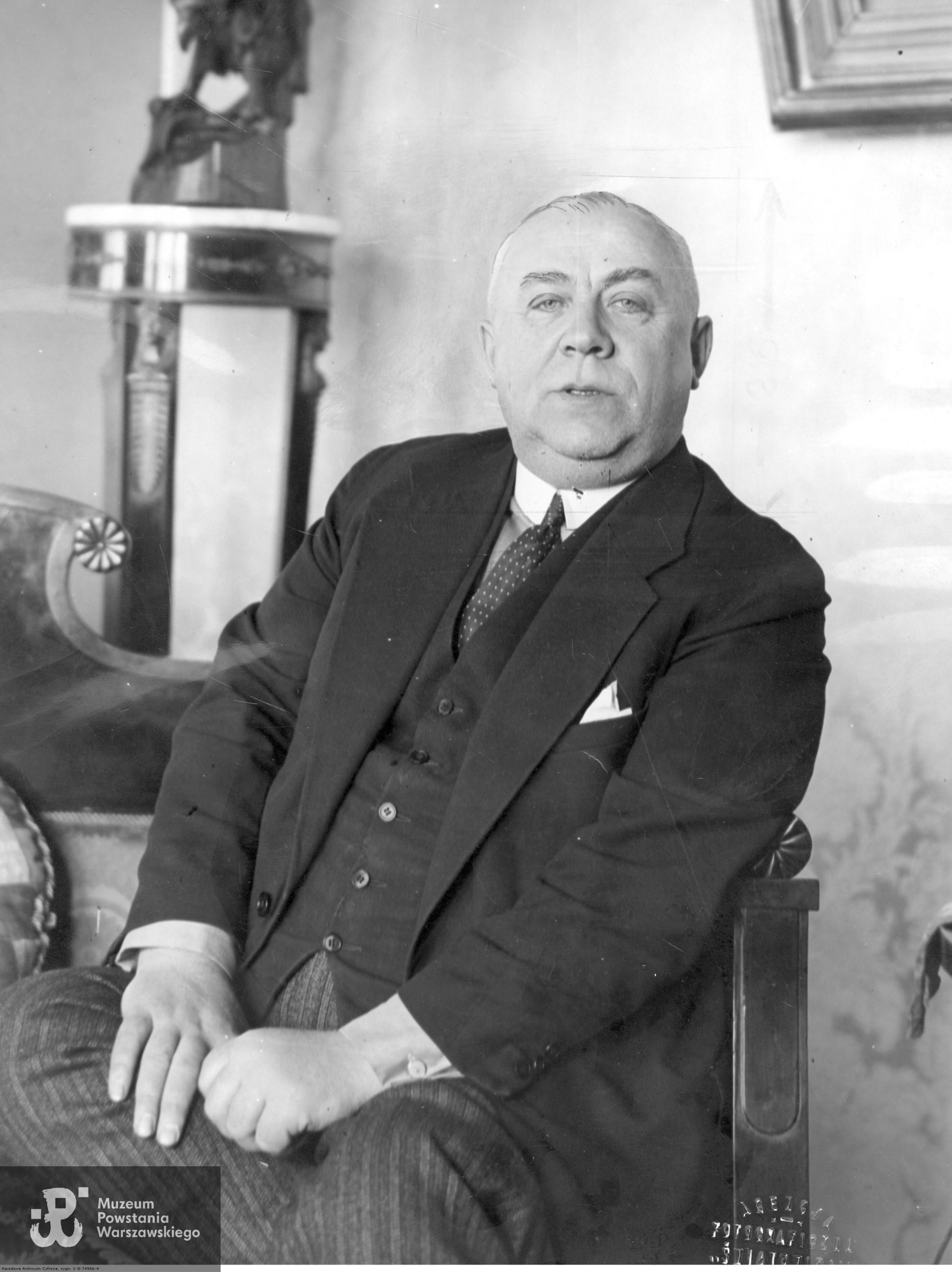 Jasnowidz Stefan Ossowiecki w swoim mieszkaniu, 1932 r. Warszawa, zdjęcie ze zbiorów Narodowego Archiwum Cyfrowego sygnatura: 1-G-7456b-4