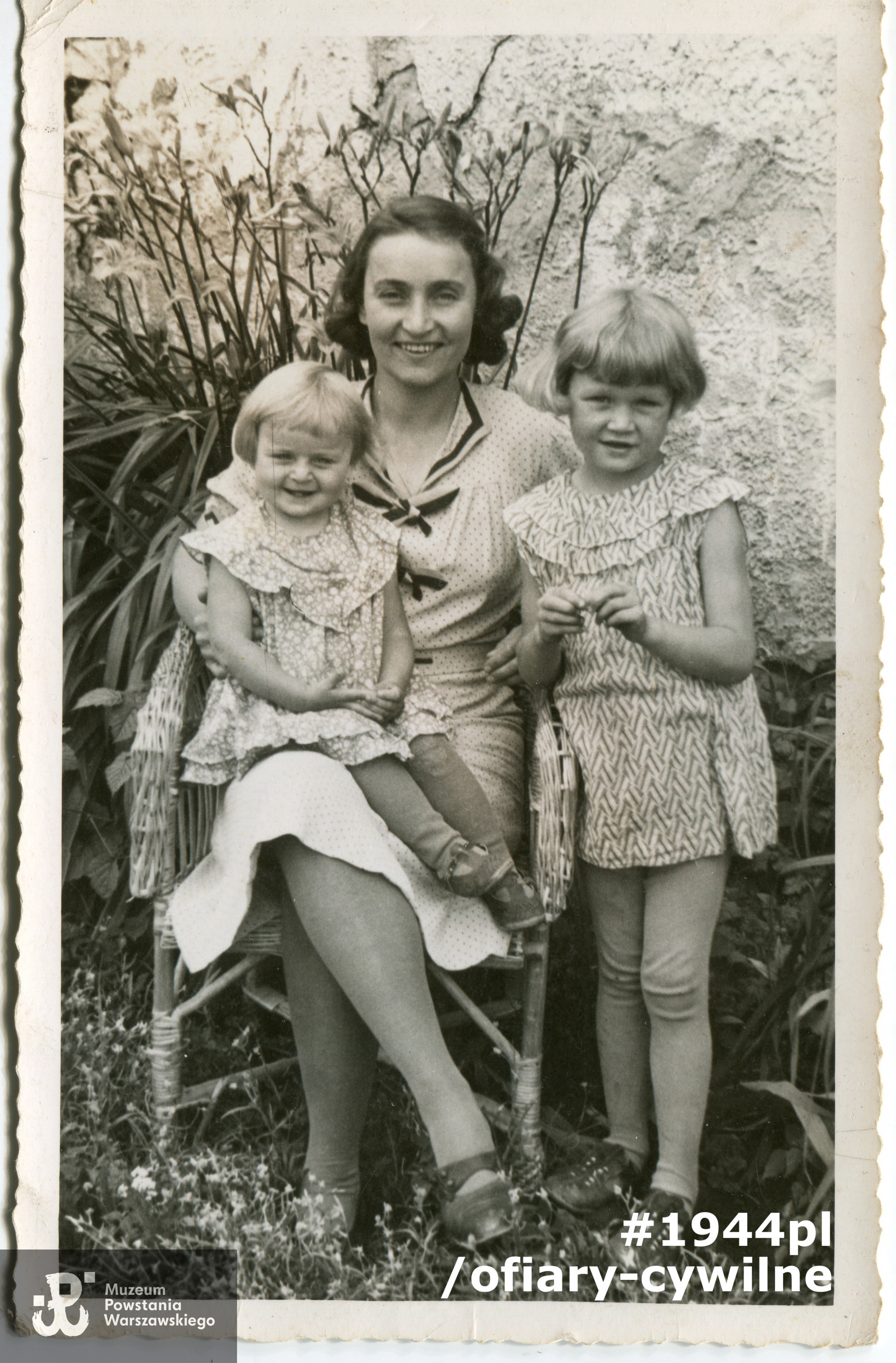 Wanda z córkami Krystyną (siedzi na kolanach) i Grażyną, fotografię udostępniona przez córkę Panią Grażynę Gerlicz-Silly.