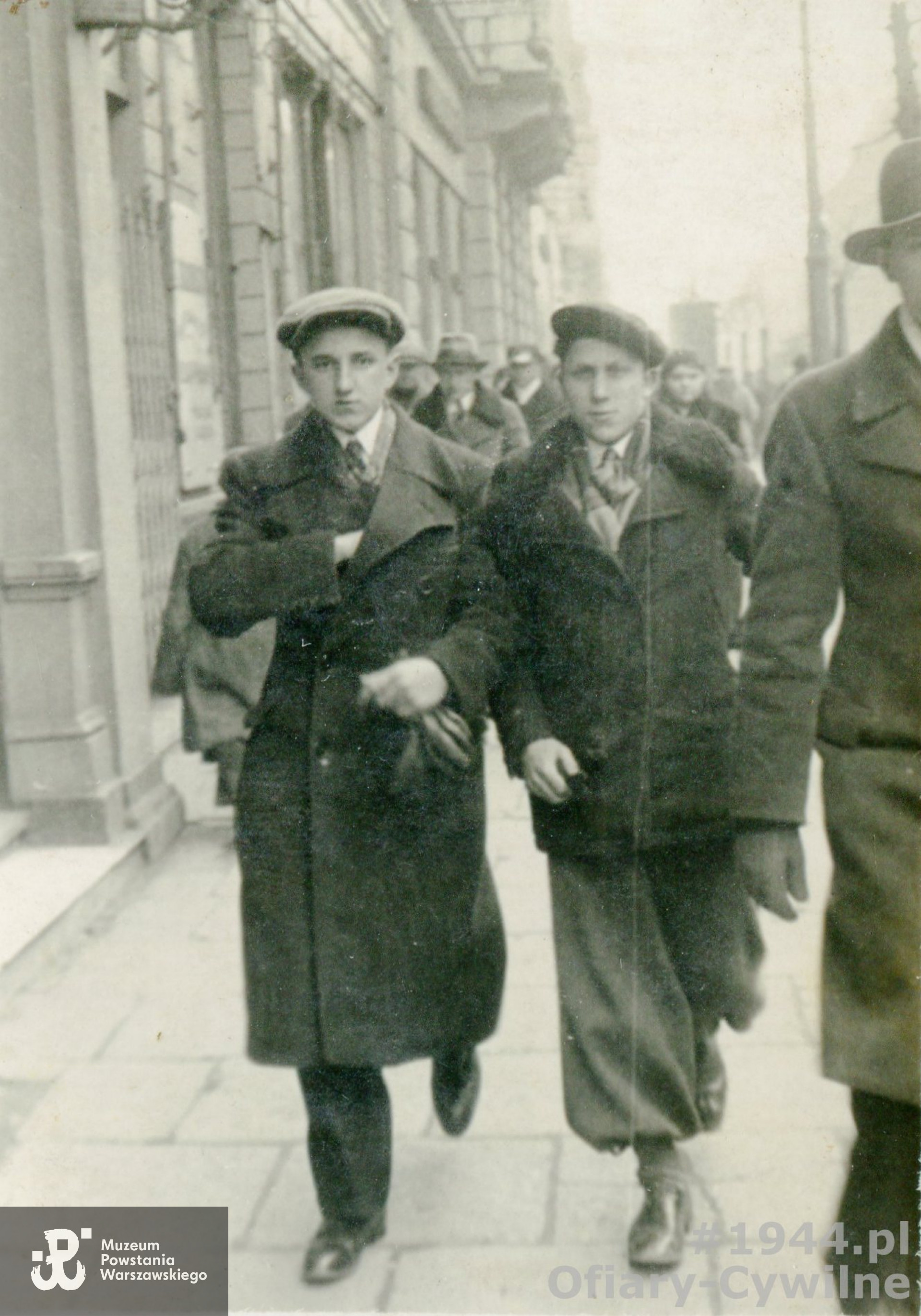 Łukasz po prawej, zdjęcie wykonane na ul. Marszałkowskiej, udostępniła pani Ewa Młynarczuk