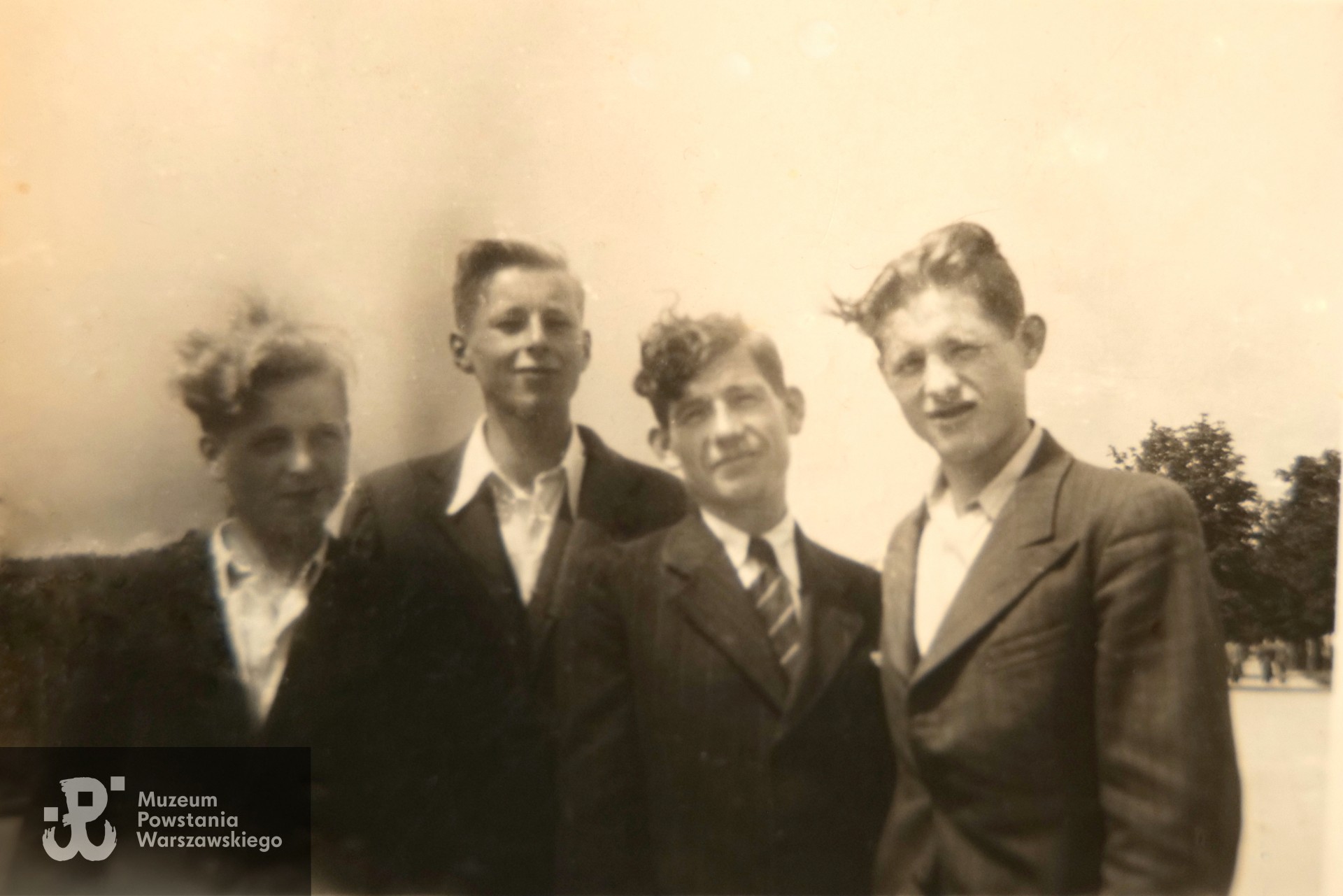 Pierwszy od lewej: Władysław Popowski, zginął w wybuchu pojazdu na Kilińskiego, drugi od lewej: Otton Ryszard Biesiadko, zginął w wybuchu pojazdu na Kilińskiego, trzeci od lewej: Jan Popowski, zginął w wybuchu pojazdu na Kilińskiego, czwarty od lewej, Stanisław 
