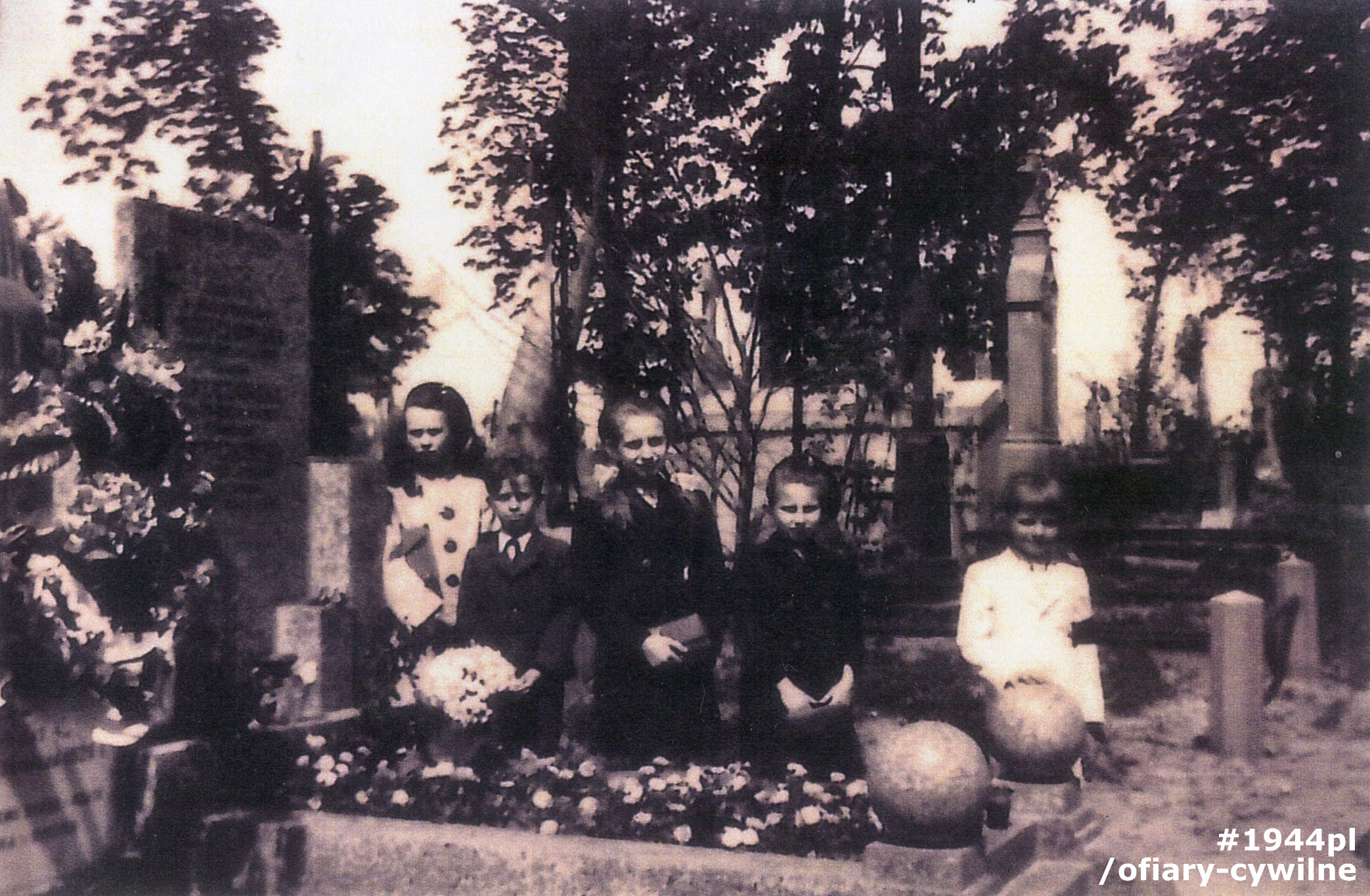 Od lewej stoi : Helena Krzyczkowska , po środku stoją Teresa Banaszek oraz jej siostra  Irena, fotografię udostępnił Pan Eugeniusz Pyza