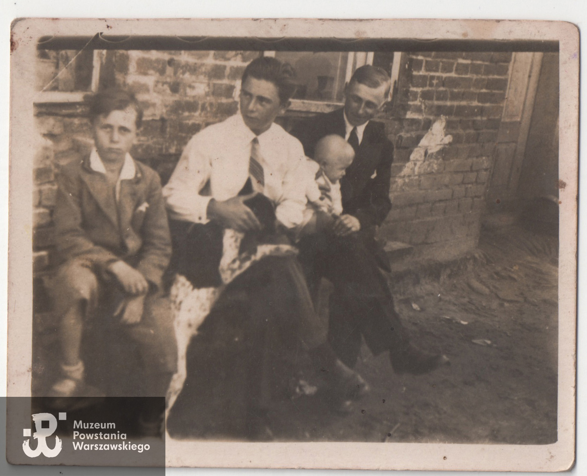 Bracia Grochociński; w środku, w białej koszuli Mieczysław , po lewej Aleksander, po prawej Bolesław z synkiem Marianem, (lata 30 Konin-Czarnków), fotografię udostępniła Pani Elżbieta Piasecka