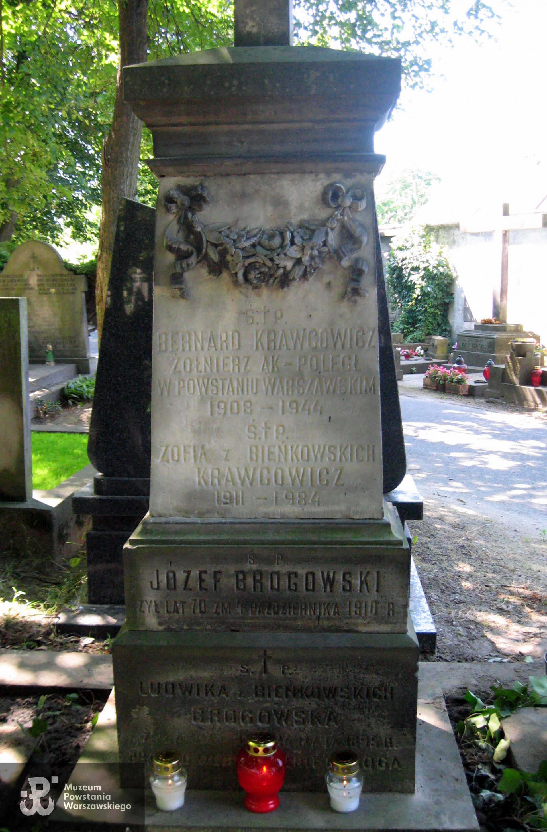 Symboliczny nagrobek na Cmentarzu Powązkowskim (Stare Powązki),  fotografię udostępniła wnuczka Pani Joanna Kongstad