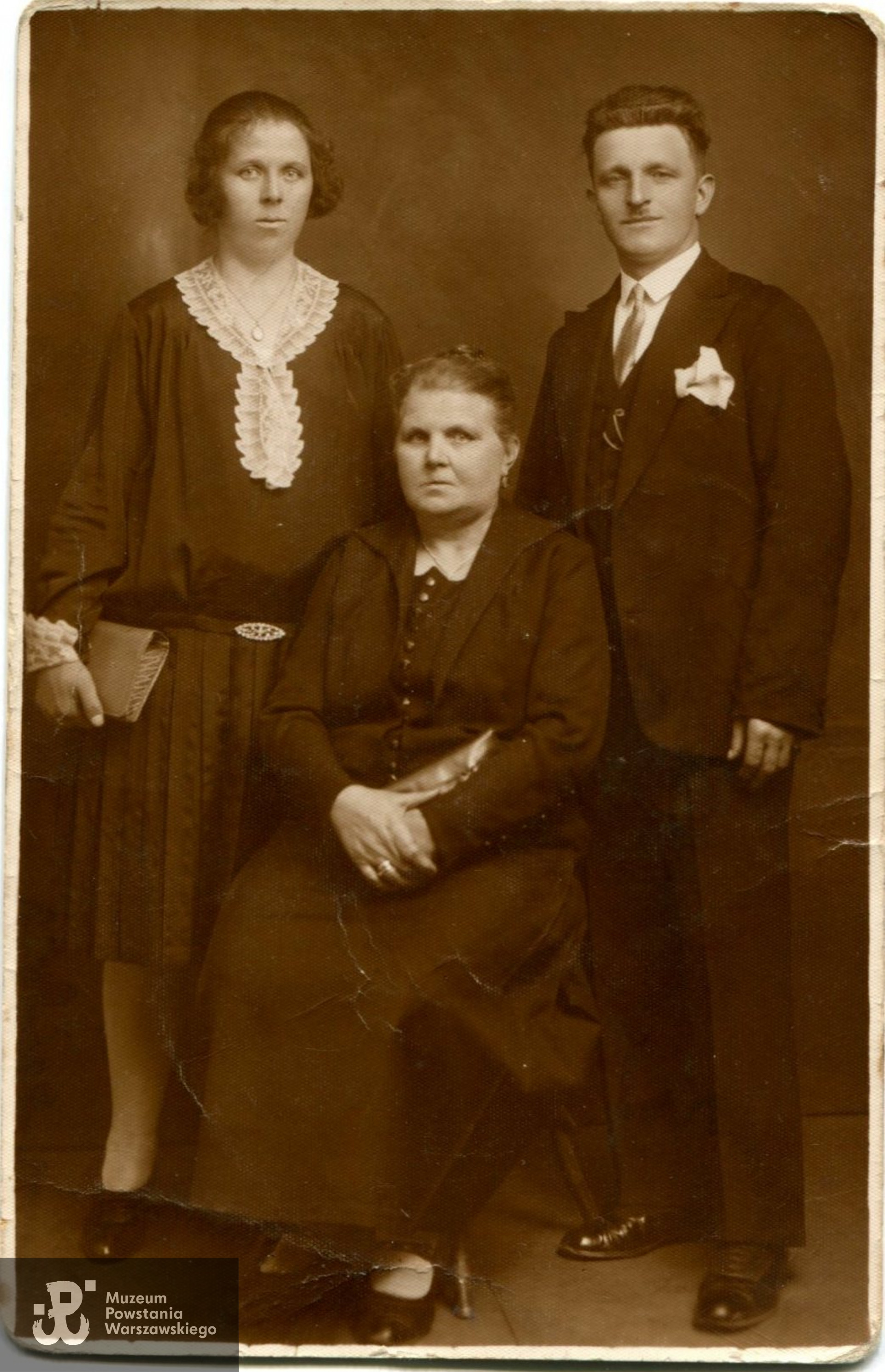Stanisław Gonta wraz z żoną Heleną oraz teściową Felicja vel Feliksą Grochowską, fotografię udostępnił Pan Robert Gonta 