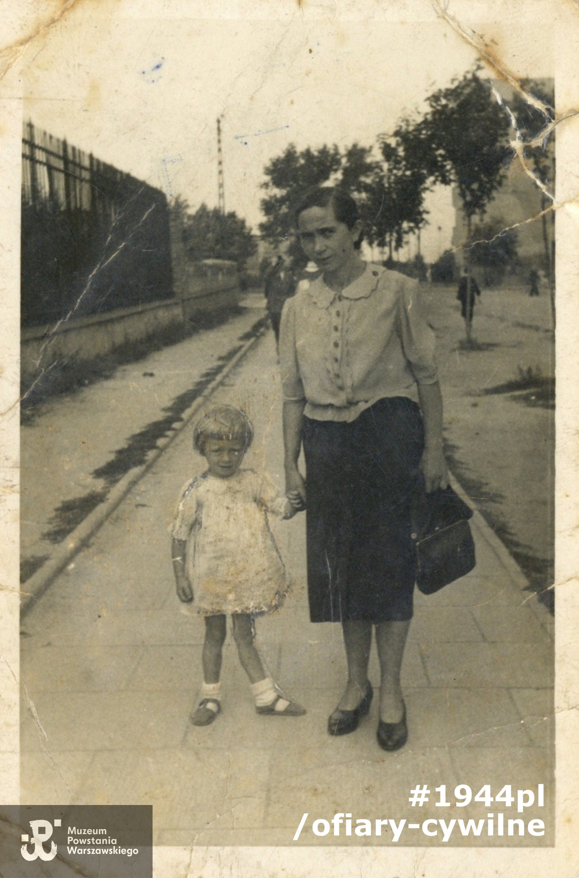Władysława wraz córką Teresą, fotografia wykonana na Żoliborzu przy ul. Szajnochy 27, zbiory Muzeum Powstania Warszawskiego P/8582