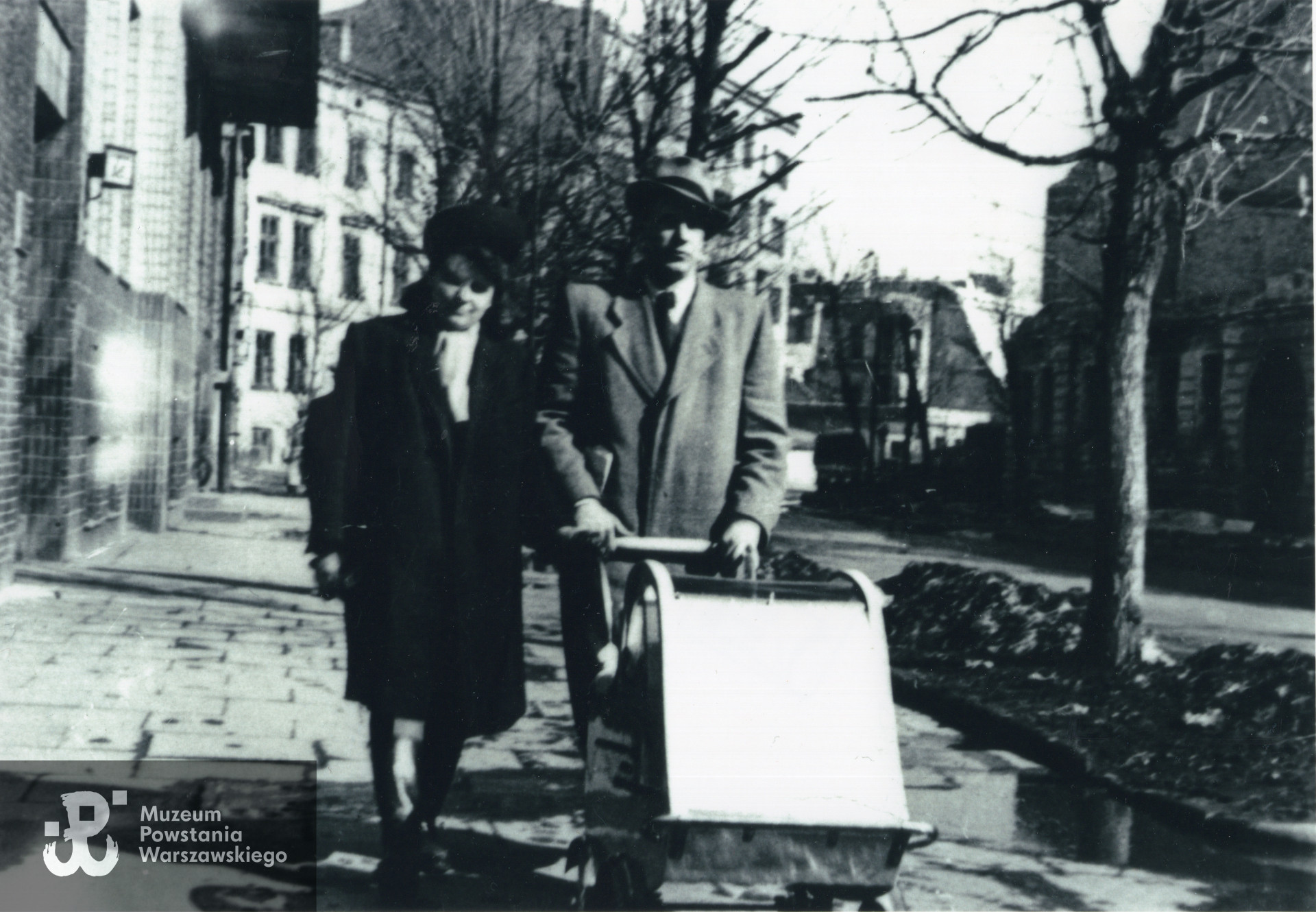 Hanna i Henryk Słabuszewscy (zdjęcie z okresu okupacji), fotografia (kopia) ze zbiorów Muzeum Powstania Warszawskiego nr akcesji P/8067/14 dar Pani Józefy Ziemby