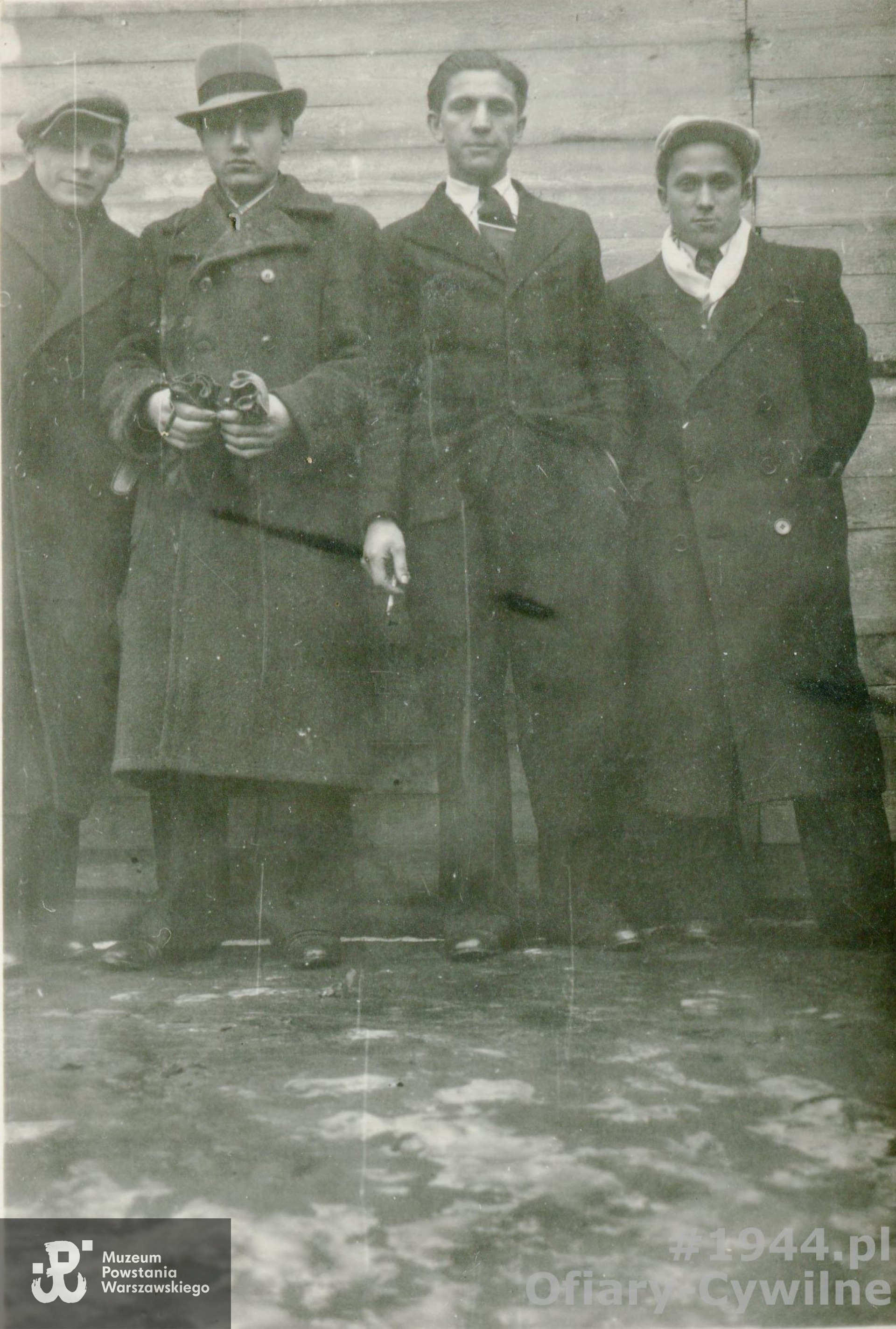 Łukasz pierwszy z prawej, zdjęcie wykonane 2 lutego 1938 r. na Nowolipkach, udostępniła pani Ewa Młynarczuk