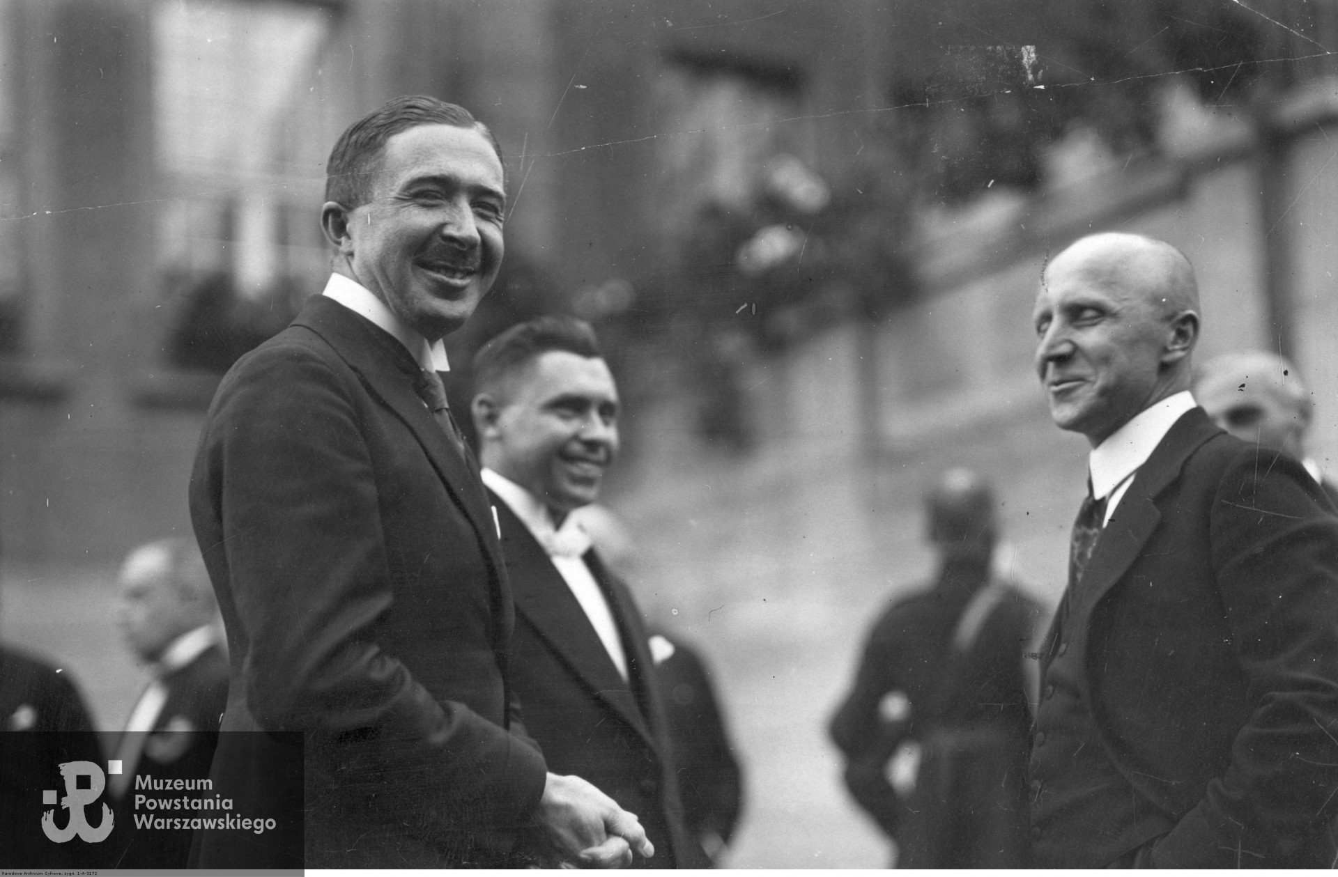 Prezydent Grudziądza Józef Włodek (z lewej) w rozmowie z posłami Franciszkiem Sołtysiakiem (w środku) i Stefanem Sachą (z prawej), zdjęcie ze zbiorów Narodowego Archiwum Cyfrowego sygnatura 1-A-3172