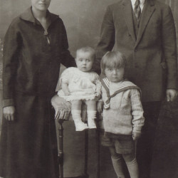 Bogusława i Piotr Krawczykowie z dziećmi  Stanisławem i Krystyną, fotografię udostępniła Pani Zofia Schnitzer