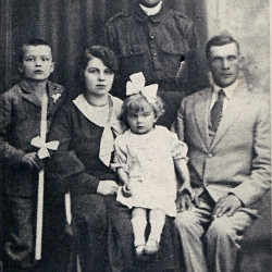 Pierwsza komunia Edmuna Pisza, obok niego rodzice Waleria i Piotr oraz siostra Halina, zdjęcie udostępnił Pan Bogdan Pisz